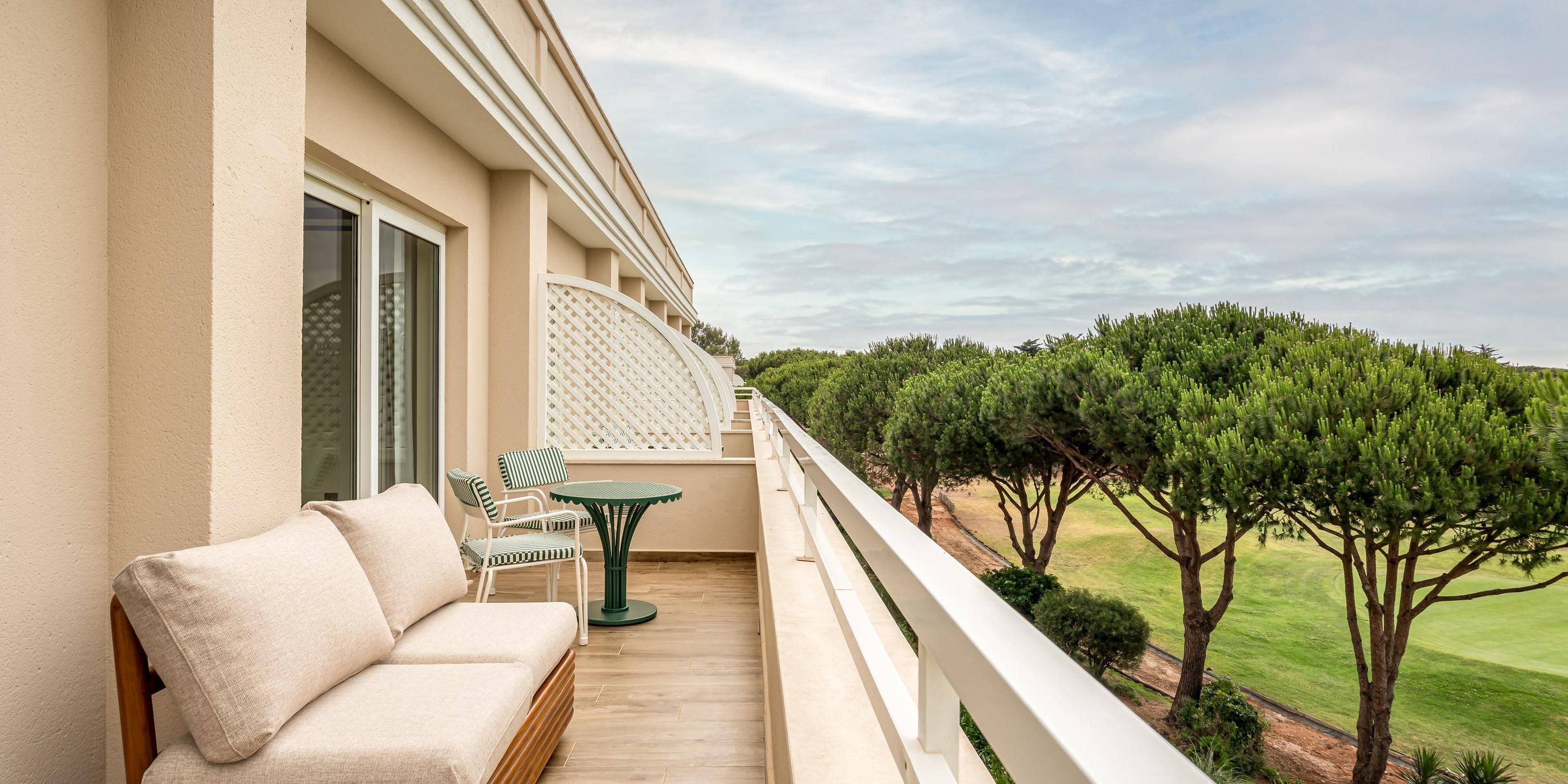 Spacious suite with balcony in Cascais.
