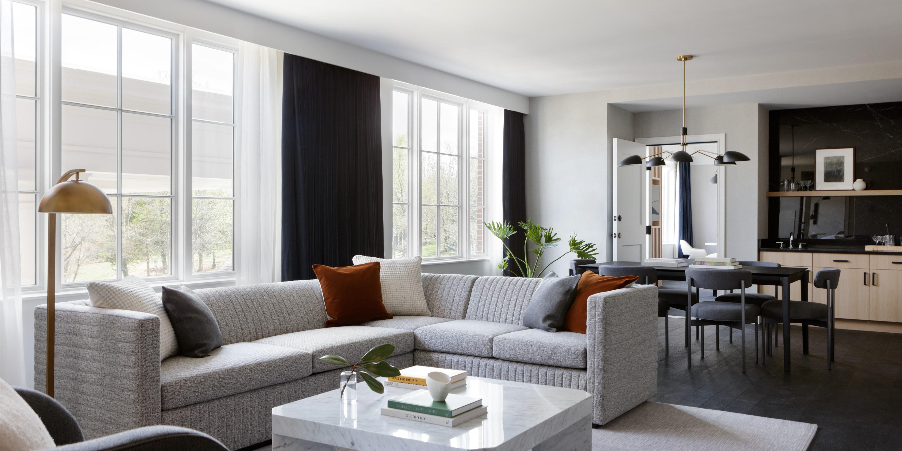 The Kimpton The Forum Hotel includes several specialty suites. These sophisticated and generously sized suites offer the perfect escape. Luxe furnishings, high-end finishes and a soothing color palette create the ultimate retreat, even when you have to take care of business. 