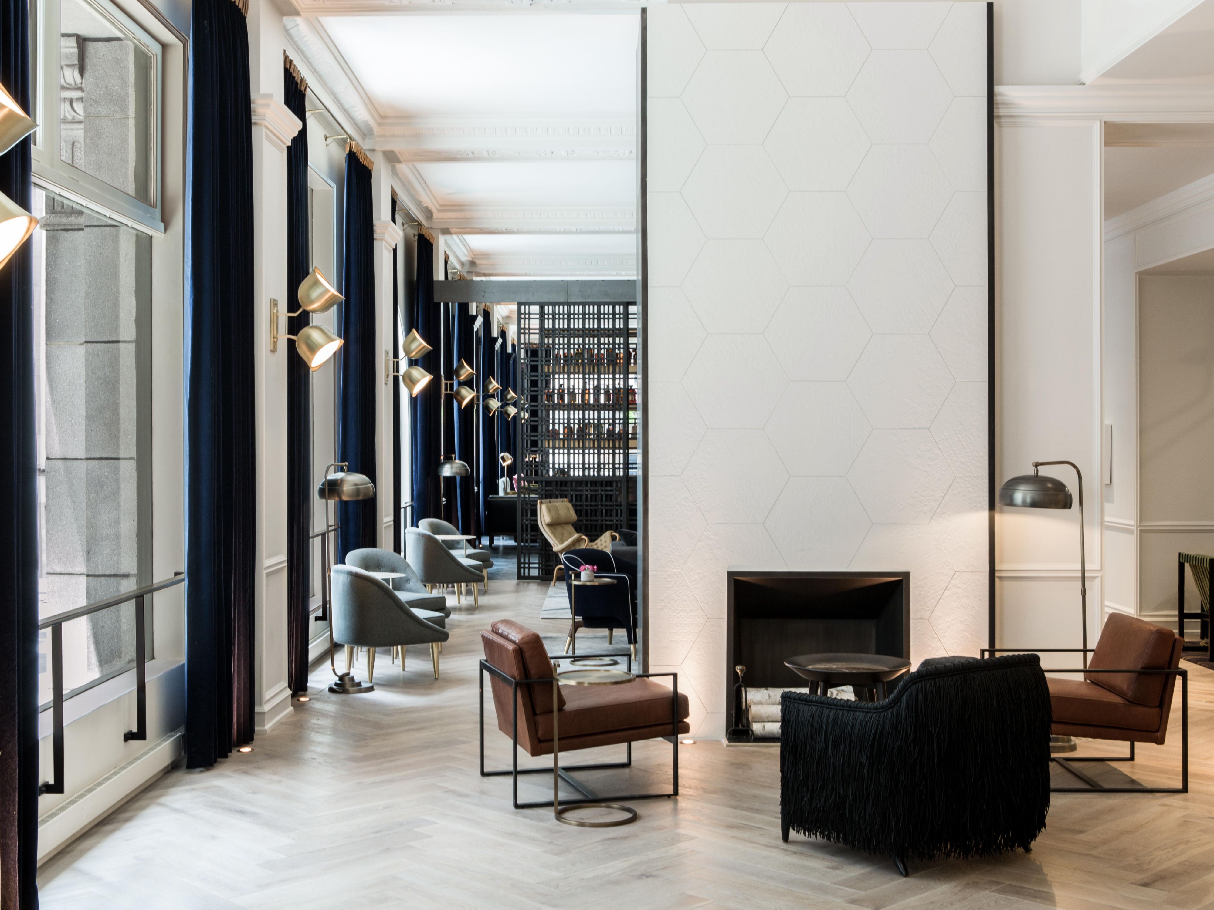 Lobby sophistication meets Chicago warmth at Kimpton Gray.
