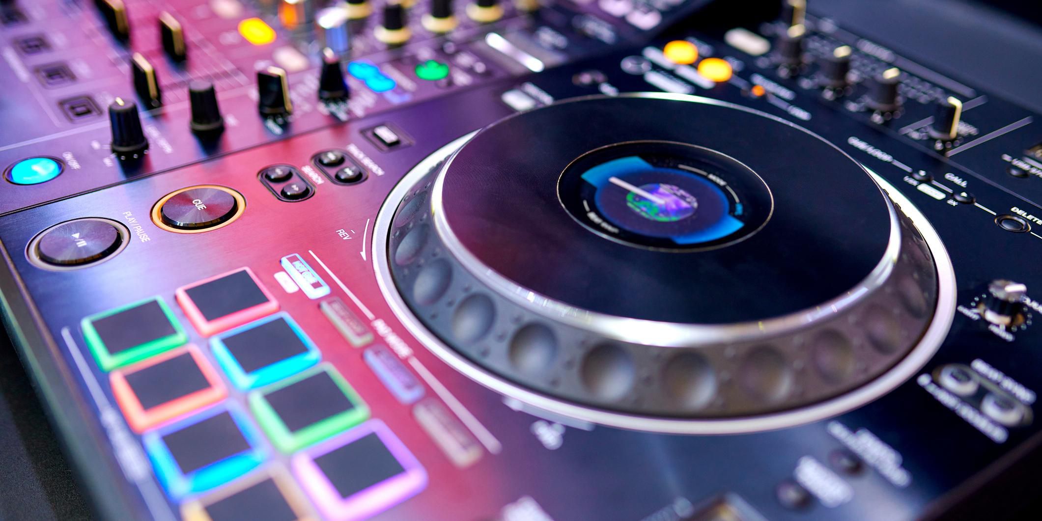 Join us for an electrifying atmosphere with live DJ performances every Thursday to Sunday at La Caña. Dance the night away and elevate your weekend experience! Don’t miss out!