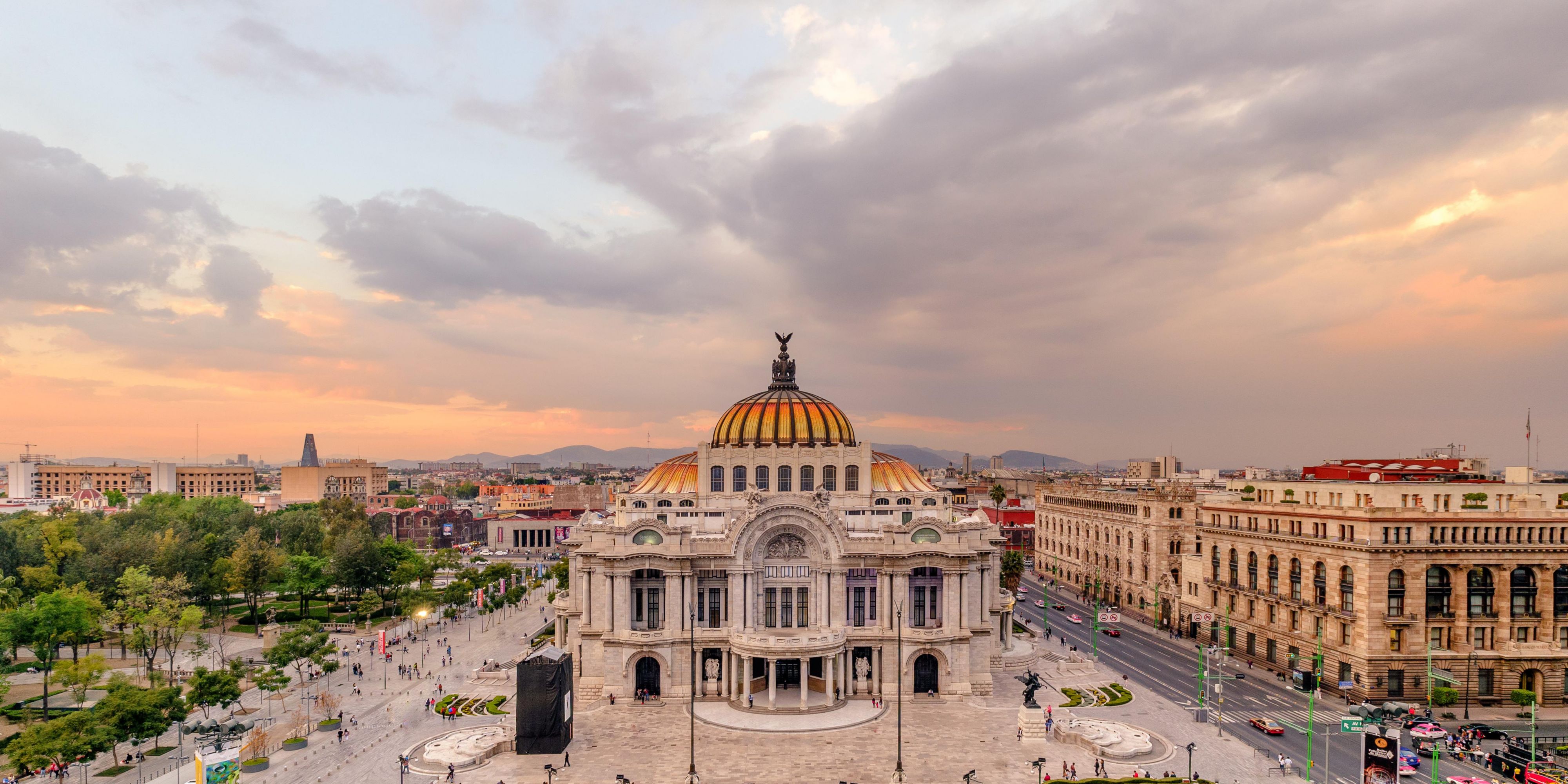 From vibrant city streets, lights and parades with patriotic pride to the soulful beauty of traditions that honor memory and meaning, this season in Mexico is a tribute to culture, color, and connection. At Kimpton Virgilio, immerse yourself in the heart of it all. Come and be a part of this amazing culture!