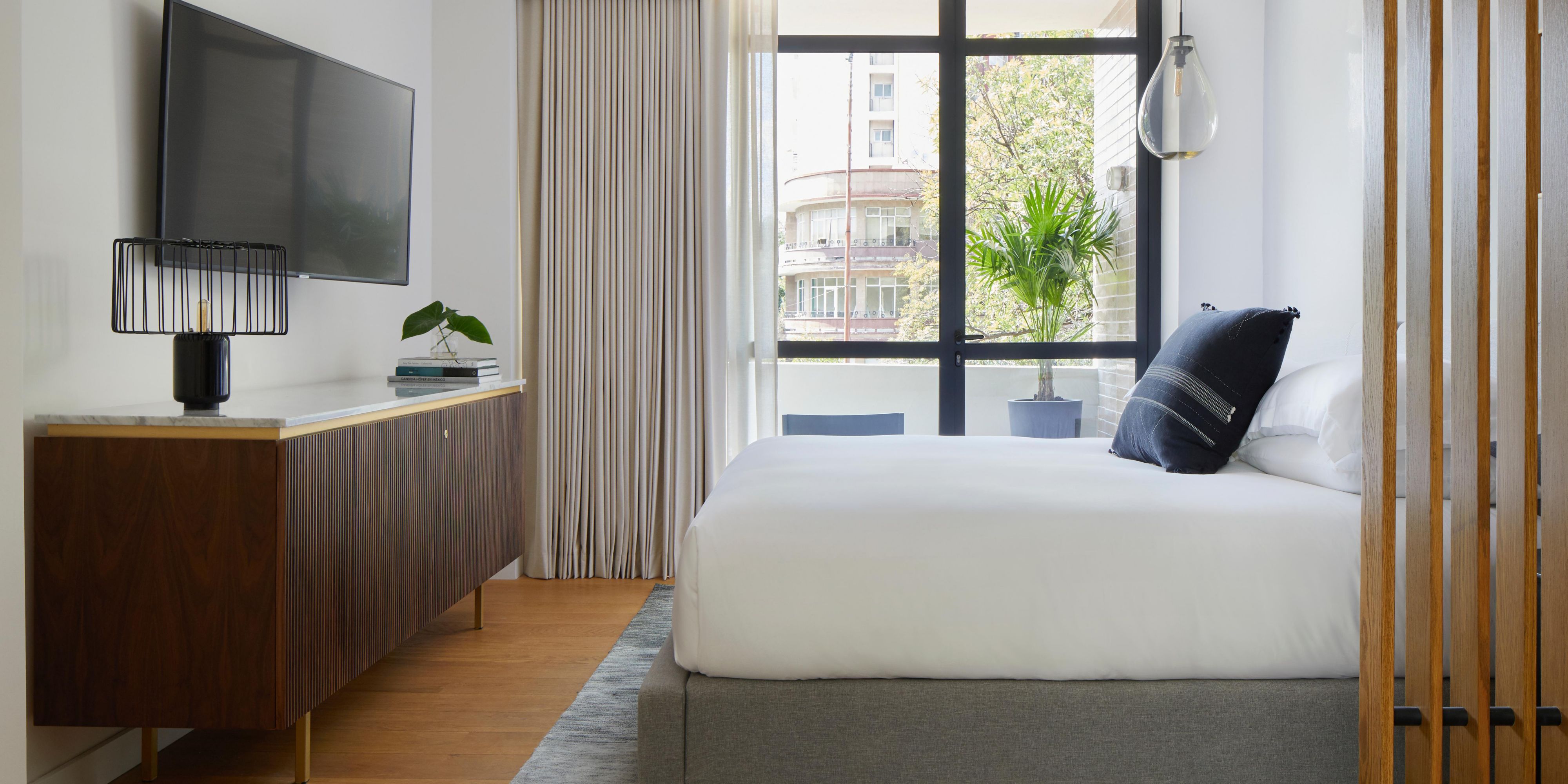$hotelInfo.mediaDetails.welcomePhotos.primaryPhoto.caption}