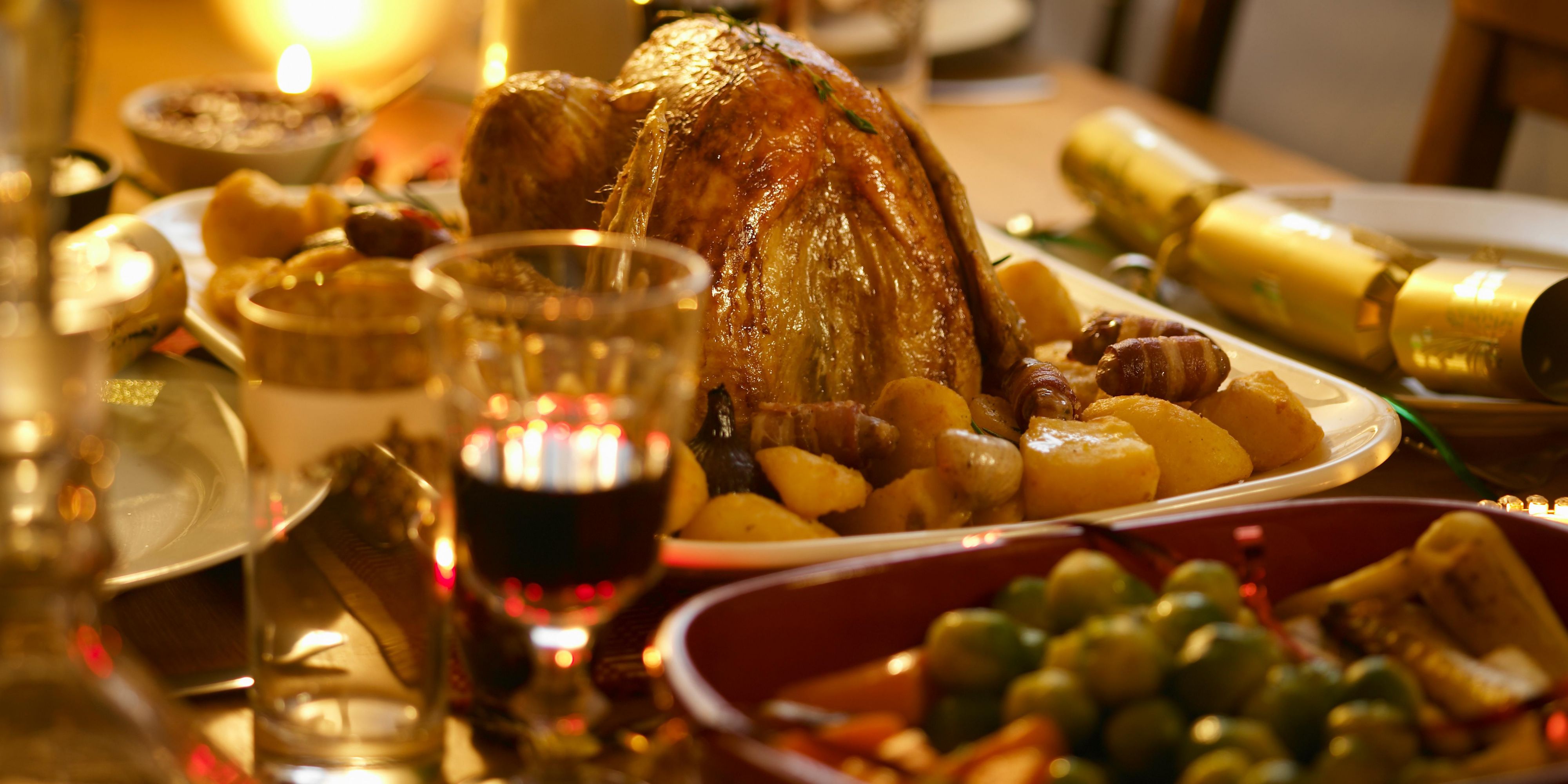 En Pepe Restaurant, nuestros menús de Navidad y Año Nuevo ofrecen una combinación de cocina europea moderna y temporalidad. Desde sopas y mariscos hasta carnes y postres artísticos, cada platillo es inigualable. Acompáñanos de 7:00 PM a 11:00 PM y brinda por la temporada, rodeado del encanto de la Ciudad de México y una hospitalidad excepcional.