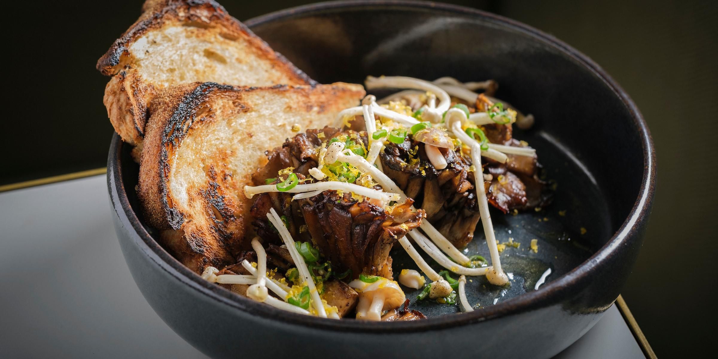 Deje que Kimpton Virgilio prepare su banquete de Acción de Gracias con estilo y calidez únicos. Elija entre una cena tradicional Estadounidense o un brunch, cuidadosamente elaborado y entregado con elegancia para disfrutar en casa con sus seres queridos. Haga que estas fiestas sean inolvidables sin el estrés de cocinar