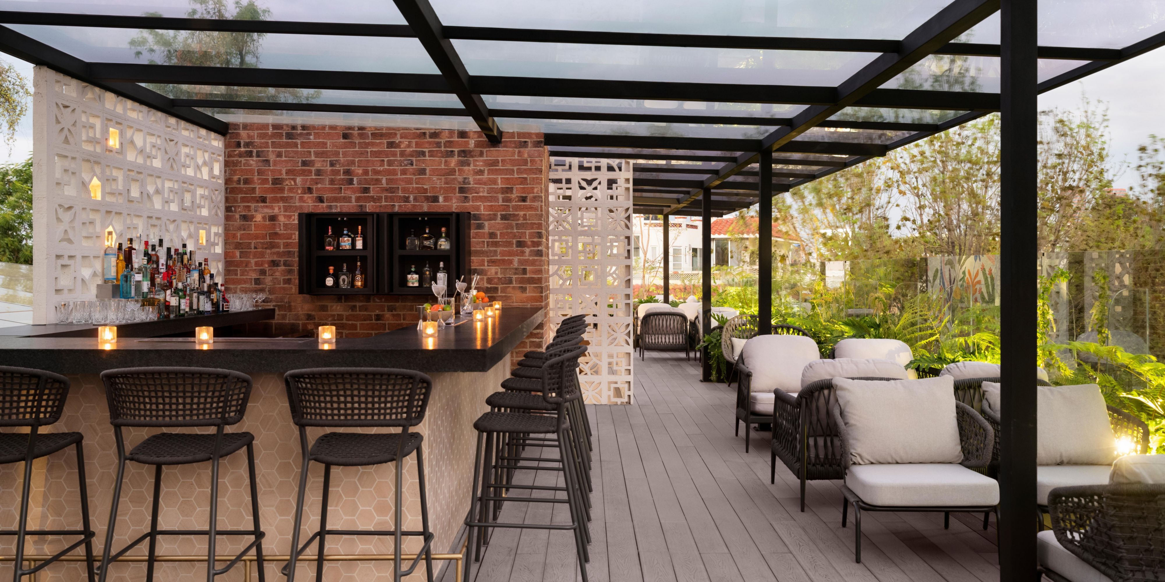 Vive la experiencia exclusiva durante el fin de semana de la carrera en la terraza de Kimpton Virgilio. Te invitamos a disfrutar de la transmisión en vivo del Gran Premio en un ambiente al aire libre. Saborea la adrenalina con cócteles artesanales, comidaq gourmet y la energía de los autos, todo desde la mejor terraza de la ciudad.