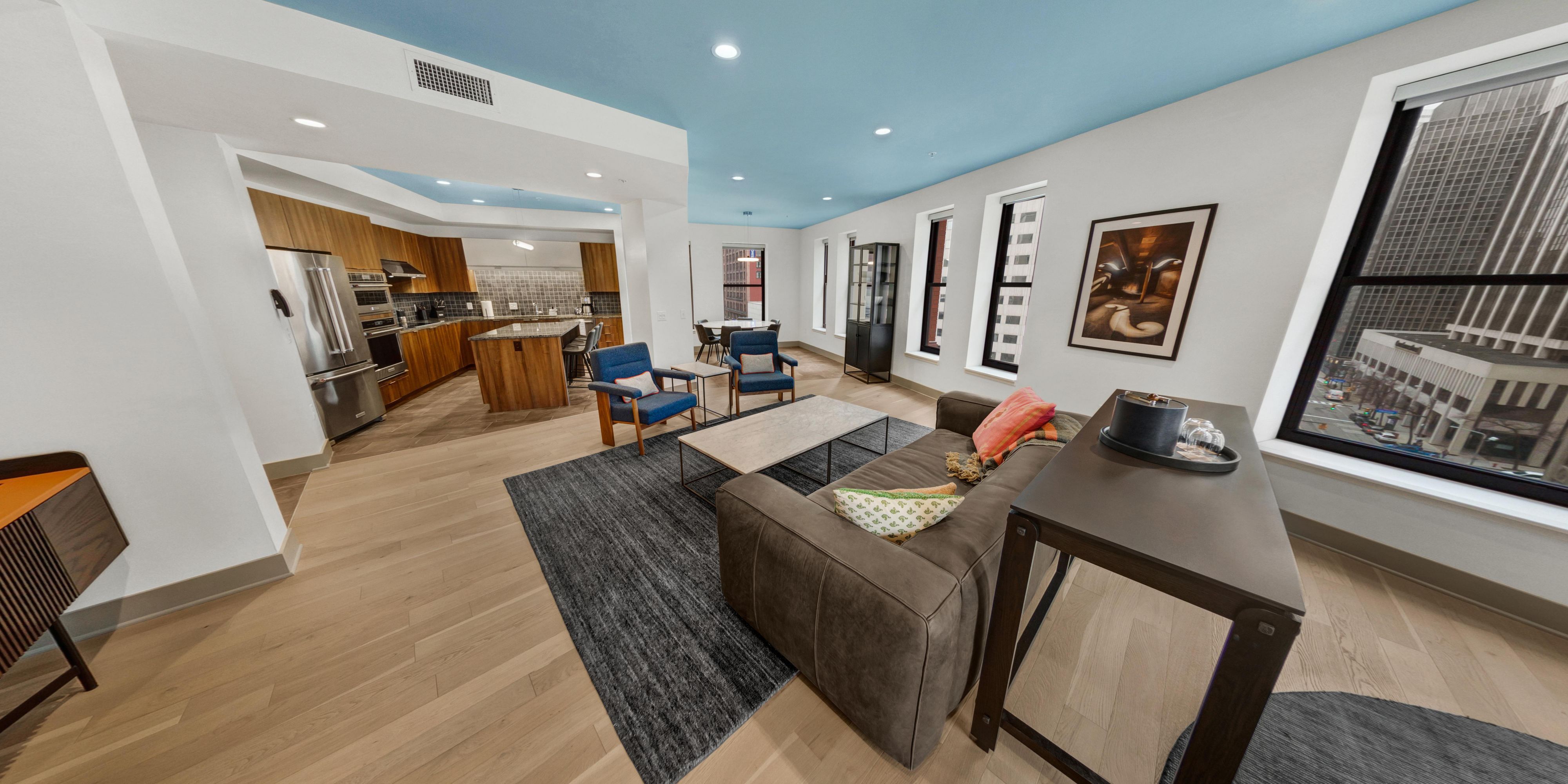 Sie wünschen mehr Platz? Entdecken Sie The Levi Level, eine Kollektion akribisch gestalteter Suiten im Apartmentstil, die modernes Wohnen neu definieren. Diese komplett eingerichteten Suiten bieten private Schlafzimmer, Waschmaschinen und Trockner, große Wohnzimmer und gehobene Küchen. Erkunden Sie tagsüber die dynamische Stadtlandschaft und entspannen Sie sich abends in Ihrem stilvollen Rückzugsort.