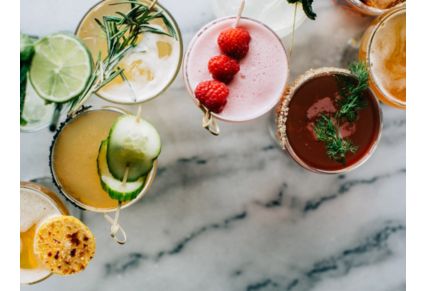 ly rượu vang không chân với rượu sangria nhiều màu sắc