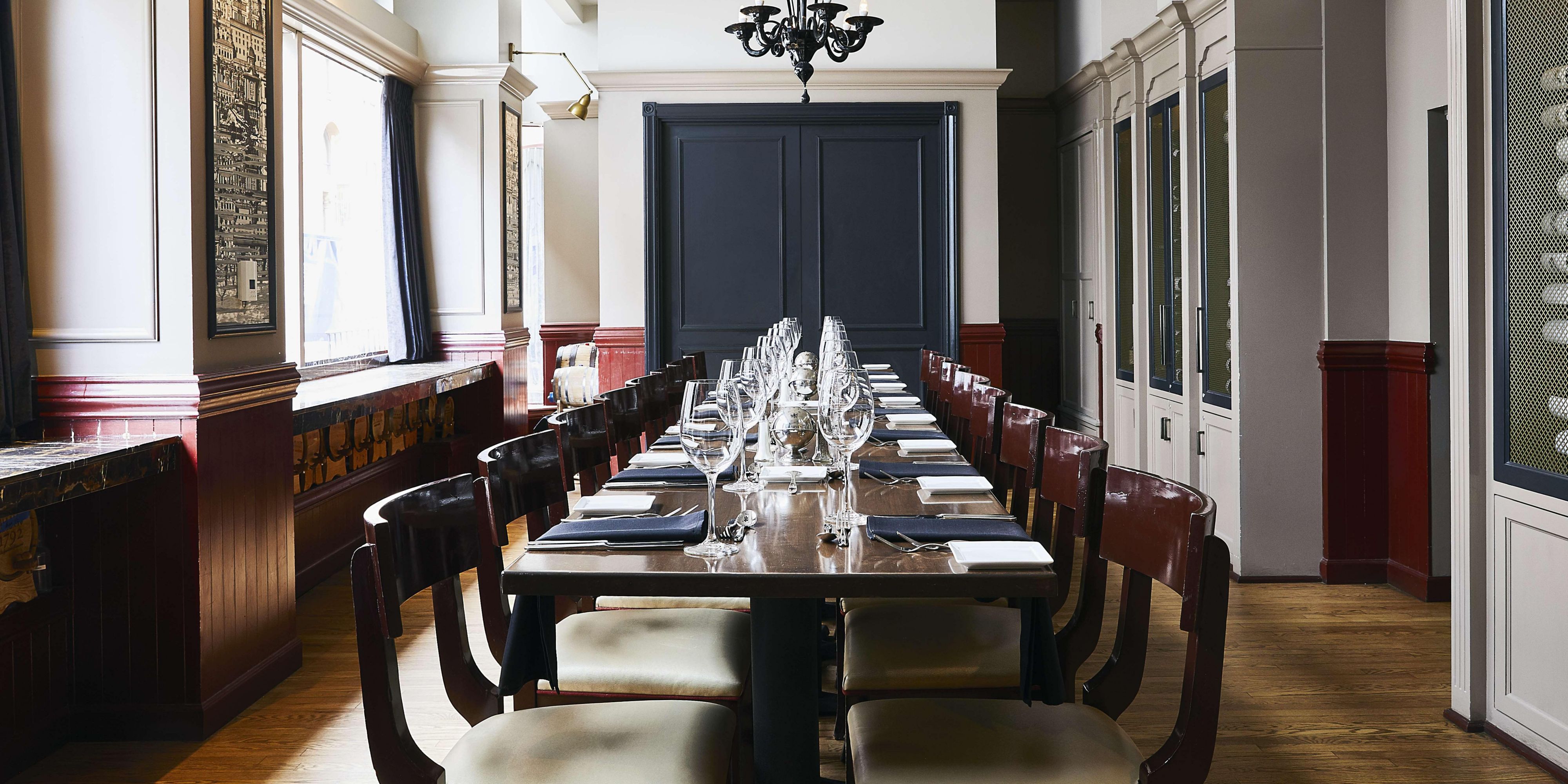 A adega de vinhos lindamente decorada do Panzano tem 740 pés quadrados para acomodar até 50 hóspedes para recepções ou banquetes, enquanto a intimista Toscana, a 415 pés quadrados com vista para as luzes da cidade, é perfeita para tarefas mais aconchegantes (24 lugares, 40 coquetéis). Ou vá fundo, ocupando todos os 170lugares do restaurante para sua festa particular.