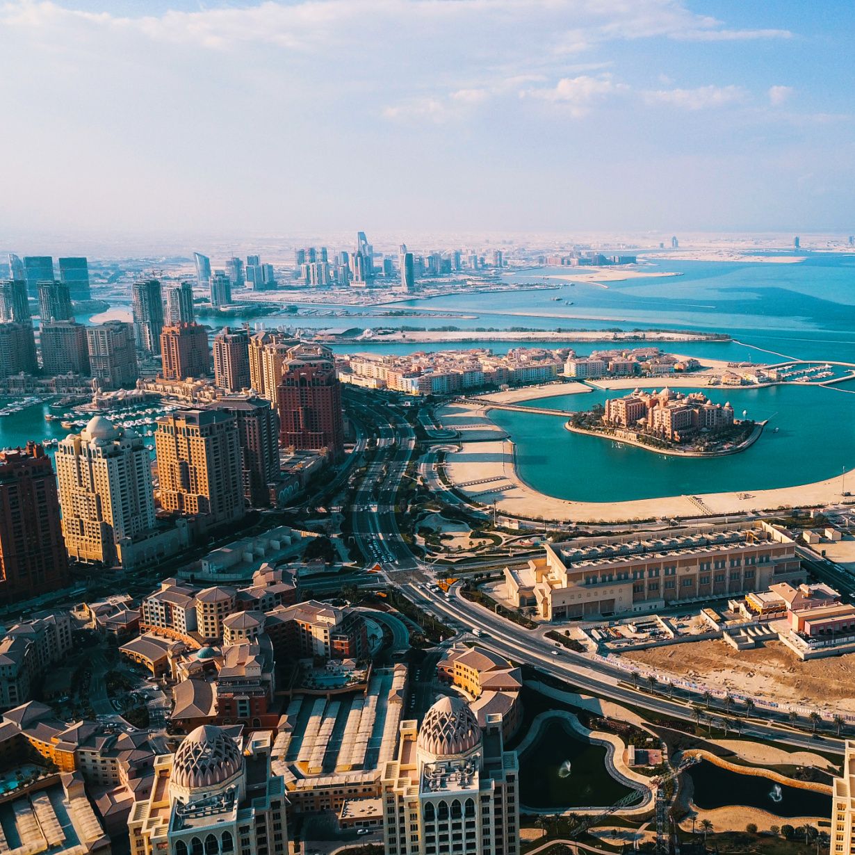 đô thị doha bao la với đường ven biển nhìn từ trên cao