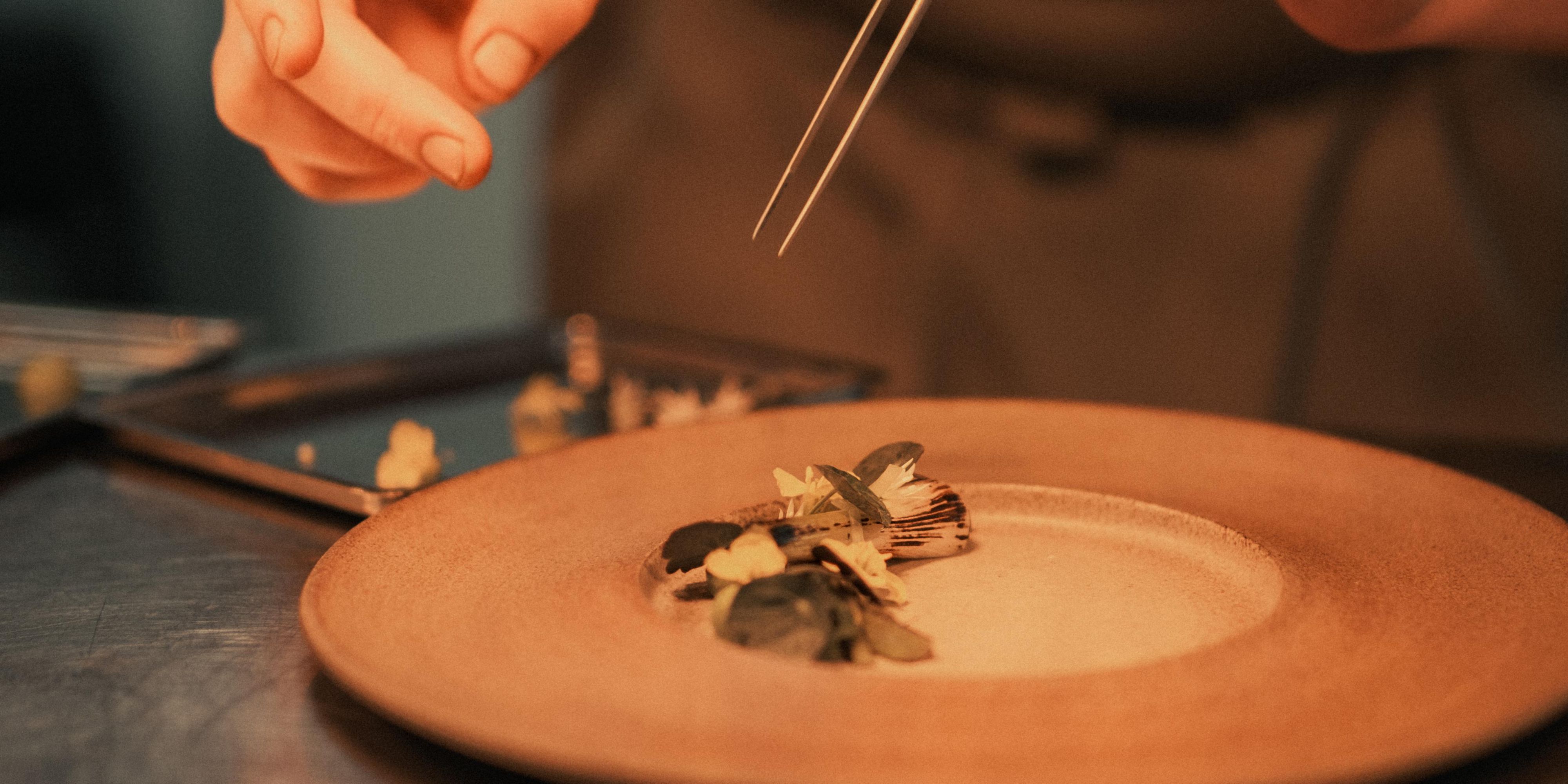 The best meals are the ones you do not have to choose. Everything at Aizle is made in house, from the nutritious live ferment in the sourdough, to the hand churned butter, to the aquavit and aged kombucha in our cocktails. Aizle is now based in The Garden at Kimpton Charlotte Square.