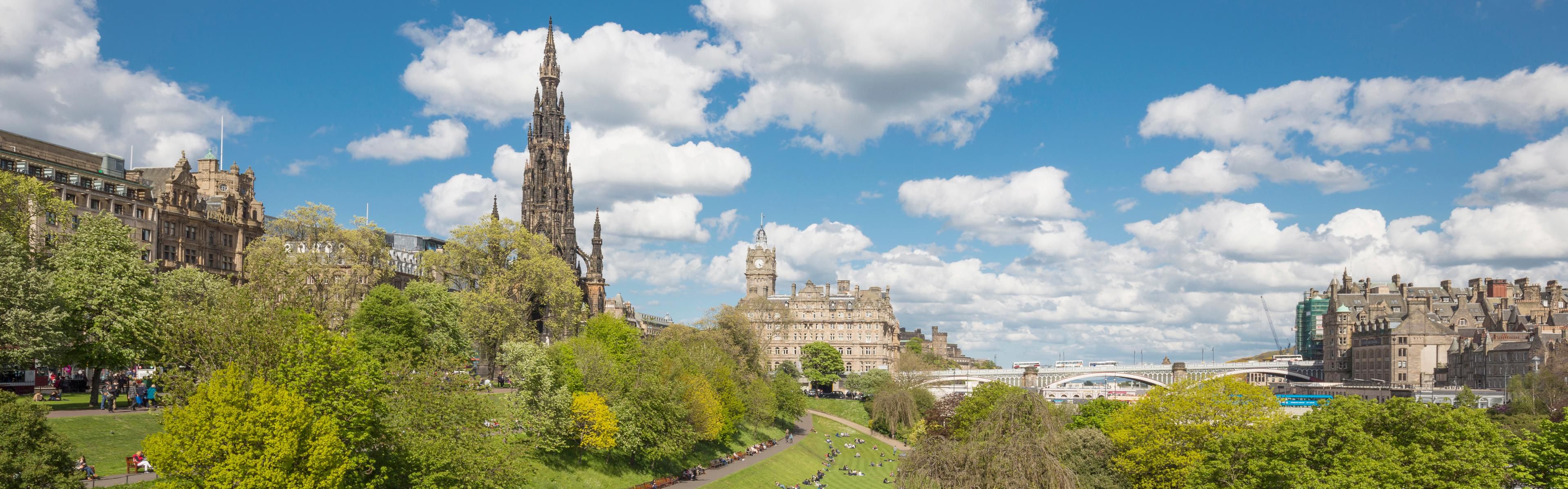 Khoảng cách đi bộ và có thể đến Princes Street Gardens.