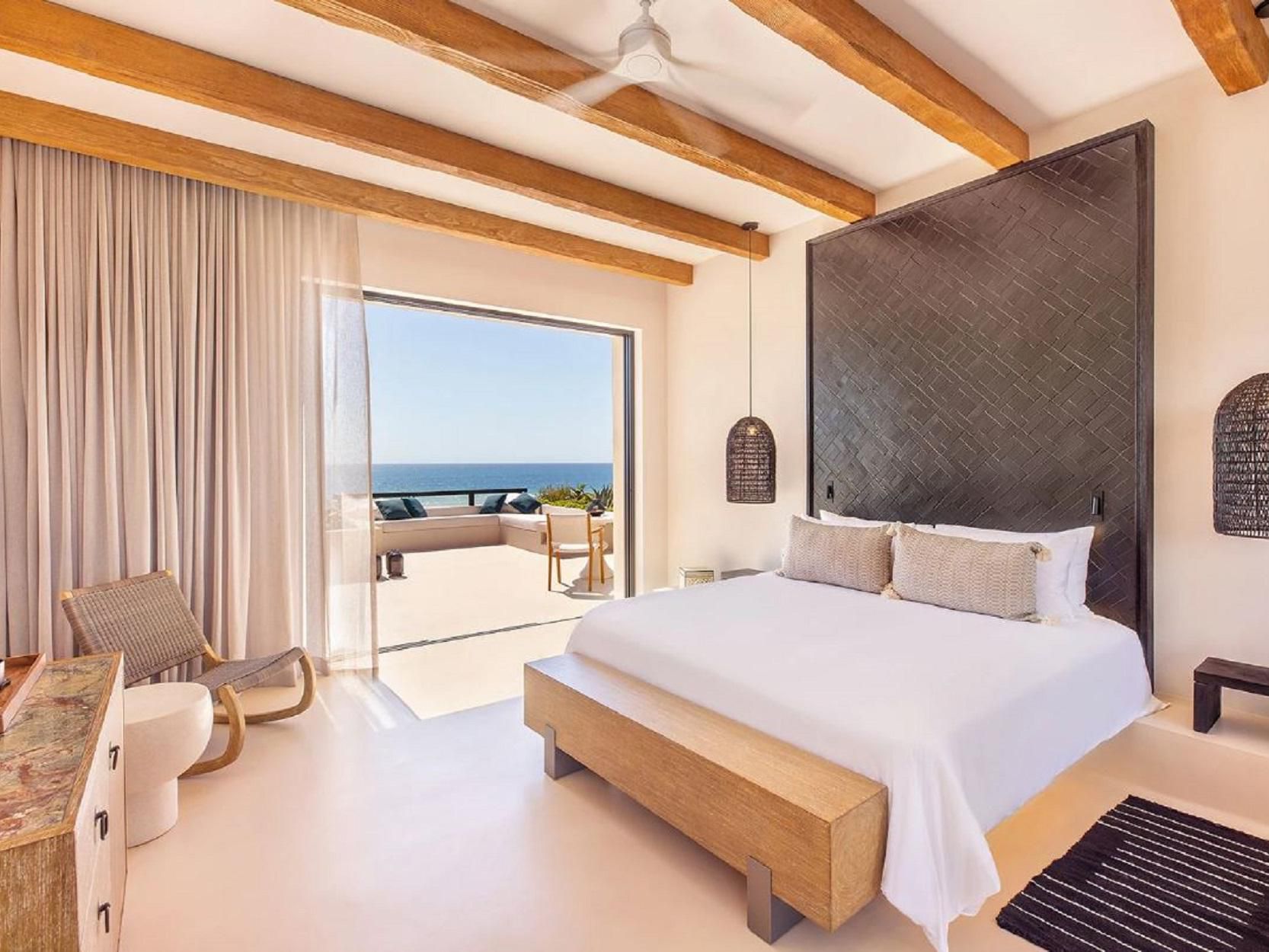 King suite overlooking the ocean