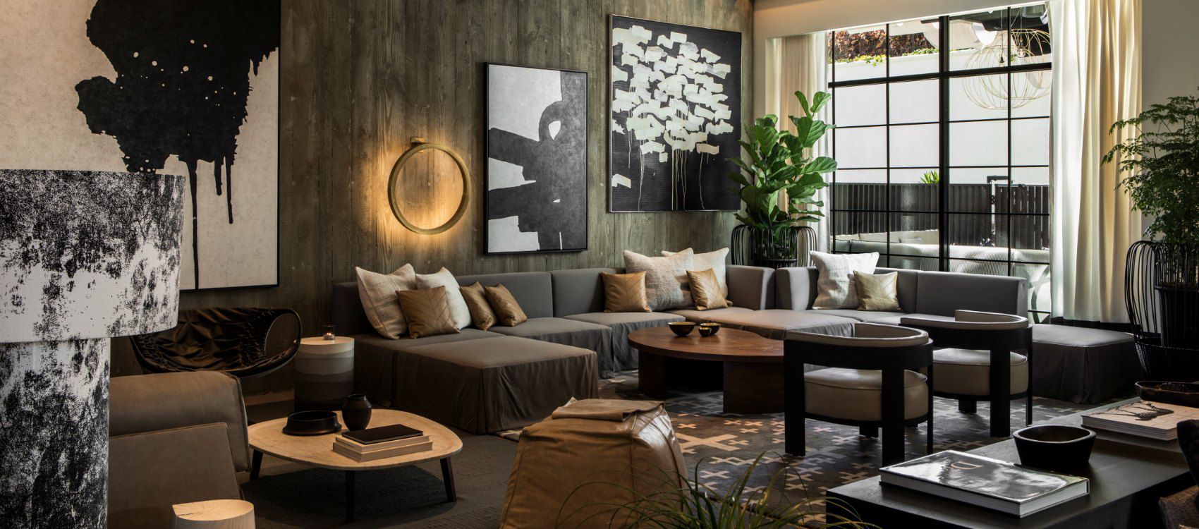 Lobby-Wohnzimmer mit markantem schwarz-weißem Dekor und moderner Atmosphäre