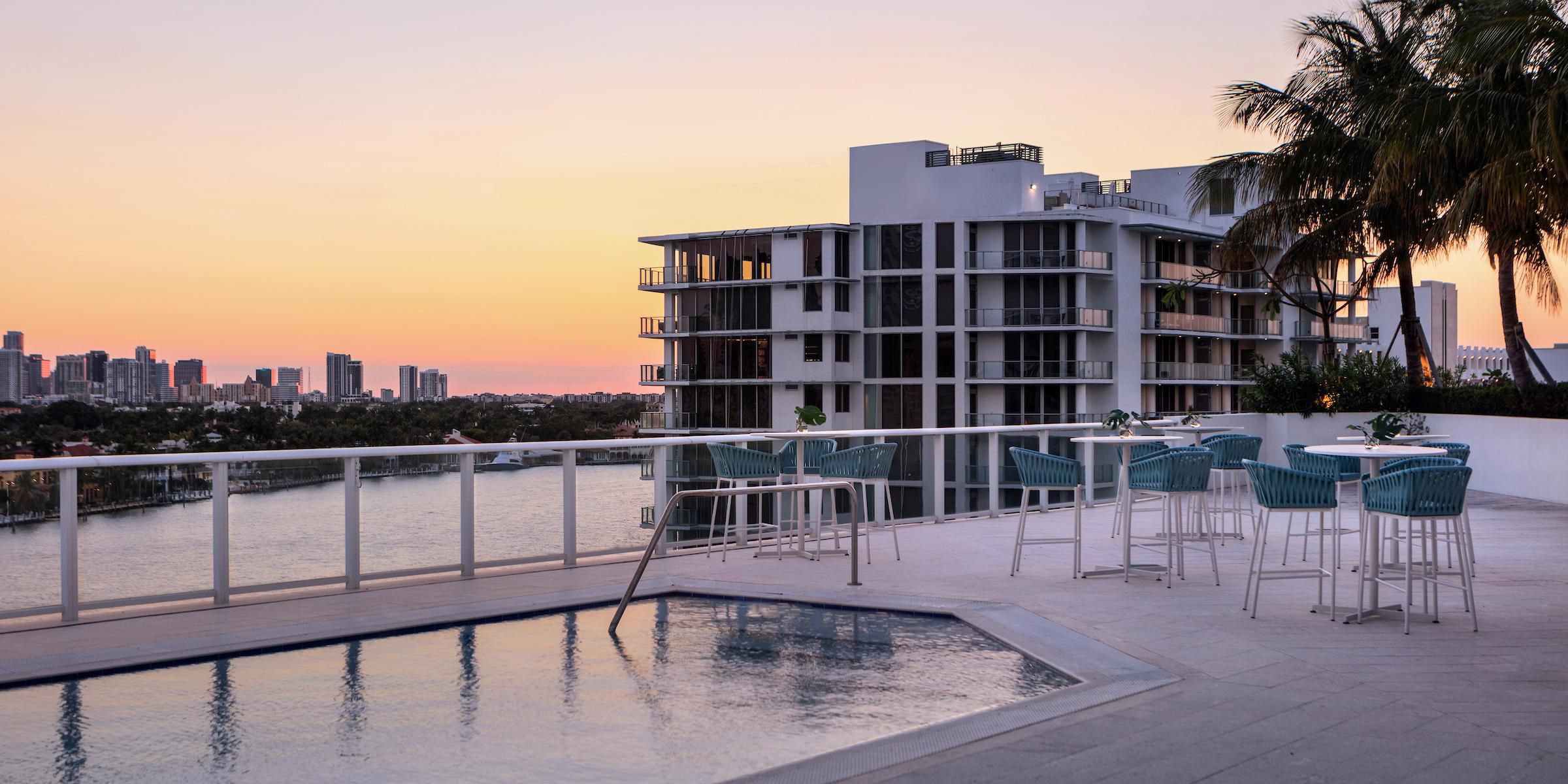 Impulsado por deliciosas libaciones y platos pequeños, The Rooftop ofrece sol todo el día y diversión con impresionantes vistas del Intracoastal Waterway. Disfrute de un cóctel inspirado en la isla mientras descansa en la piscina contigua o sumérjase en un estado mental al atardecer con ritmos de baja fidelidad y especiales de happy hour.