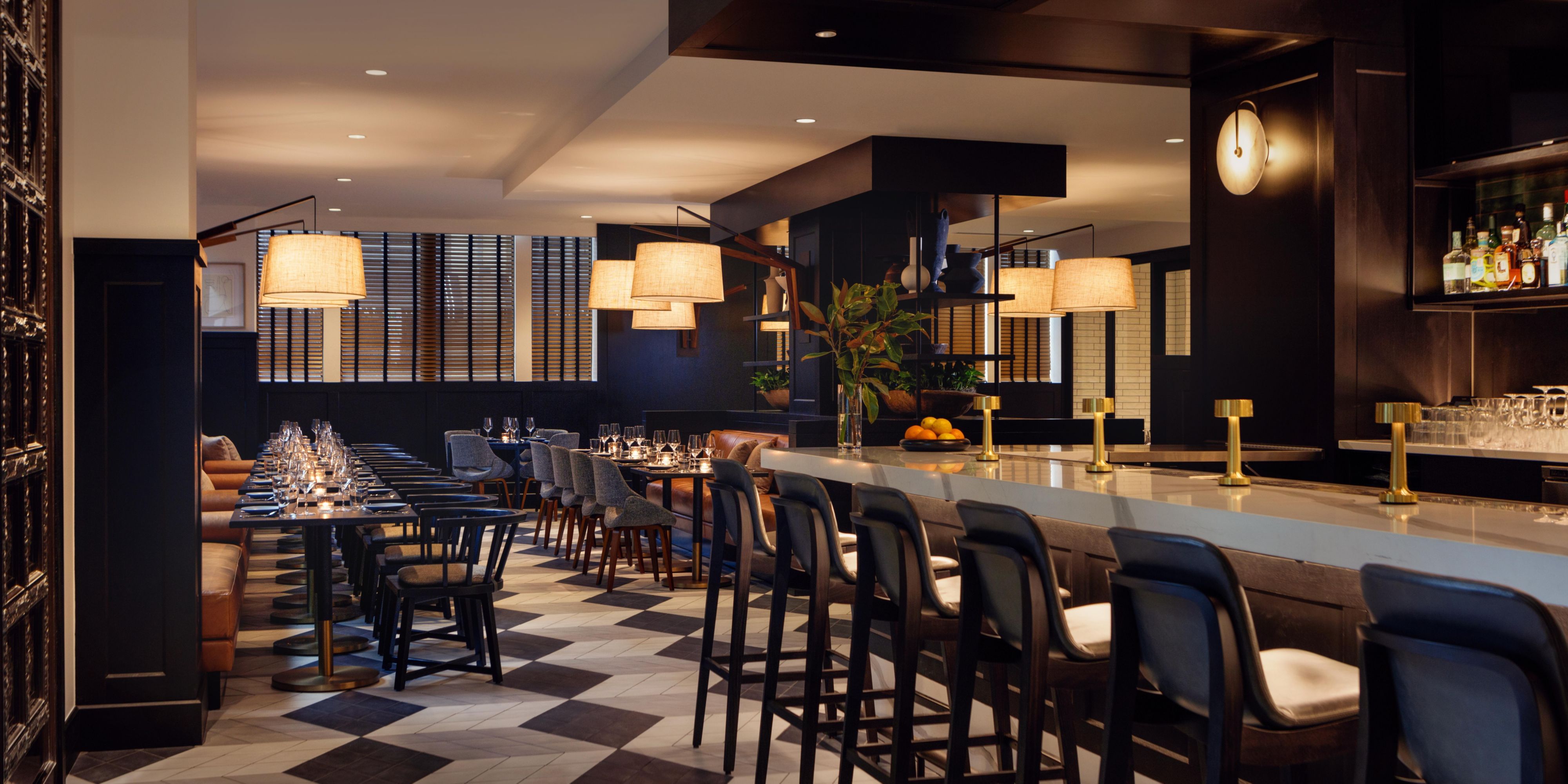 Classic Italian fare comes alive at Il
Modo—Italian for “The Way”—our bustling
ground-floor restaurant. The kitchen’s modern sensibility lends a vibrant edge to family night out and high-powered client dinners alike.