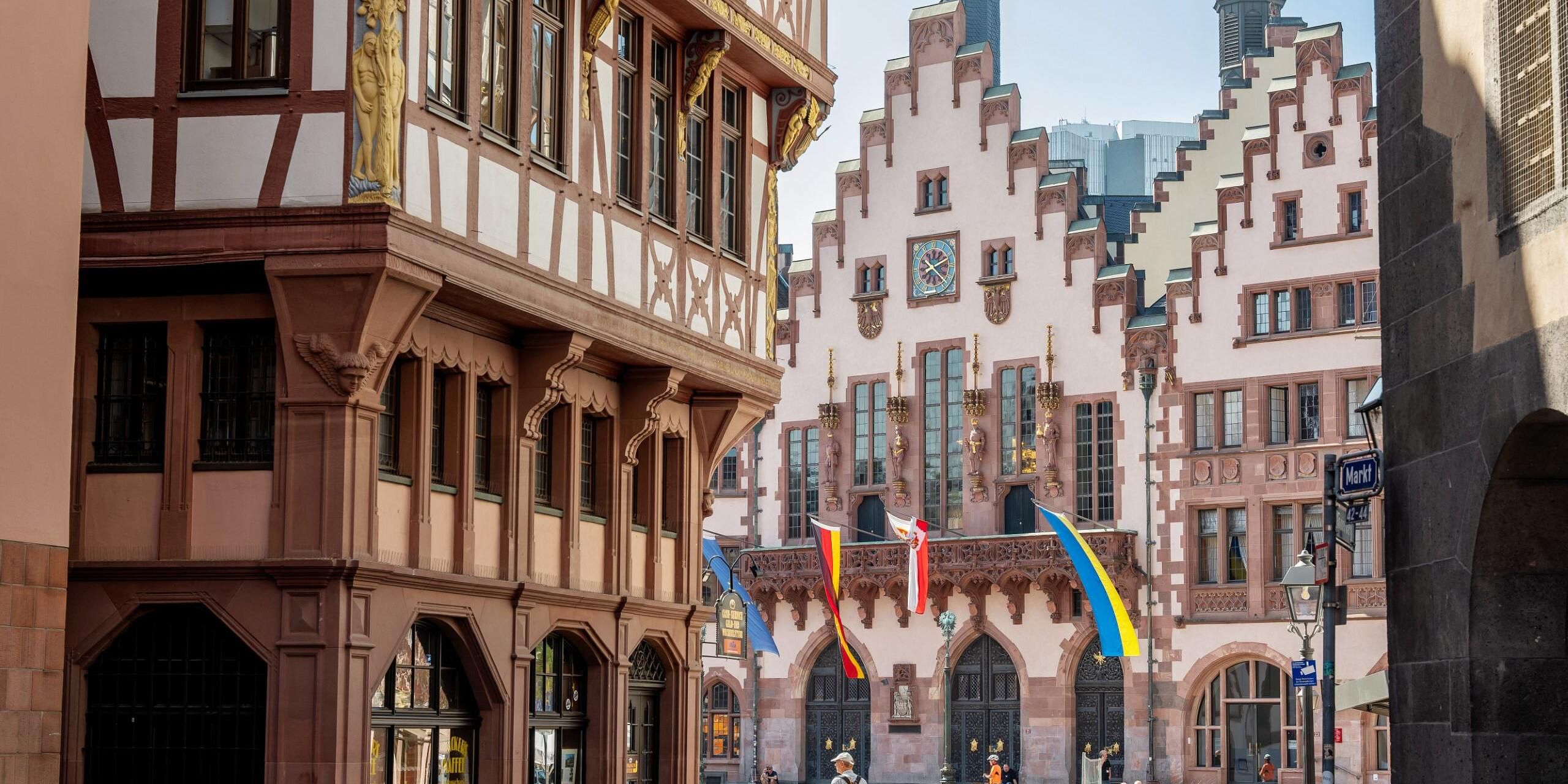 Nestled in the FOUR complex, our hotel offers seamless access to Frankfurt’s unique blend of rich history, stunning architecture, and exceptional cuisine. Discover shopping along the Goethestraße, savour local flavours at Kleinmarkthalle, and immerse yourself in the historic charm of Frankfurt’s Altstadt, Old Town – all just steps from our hotel.