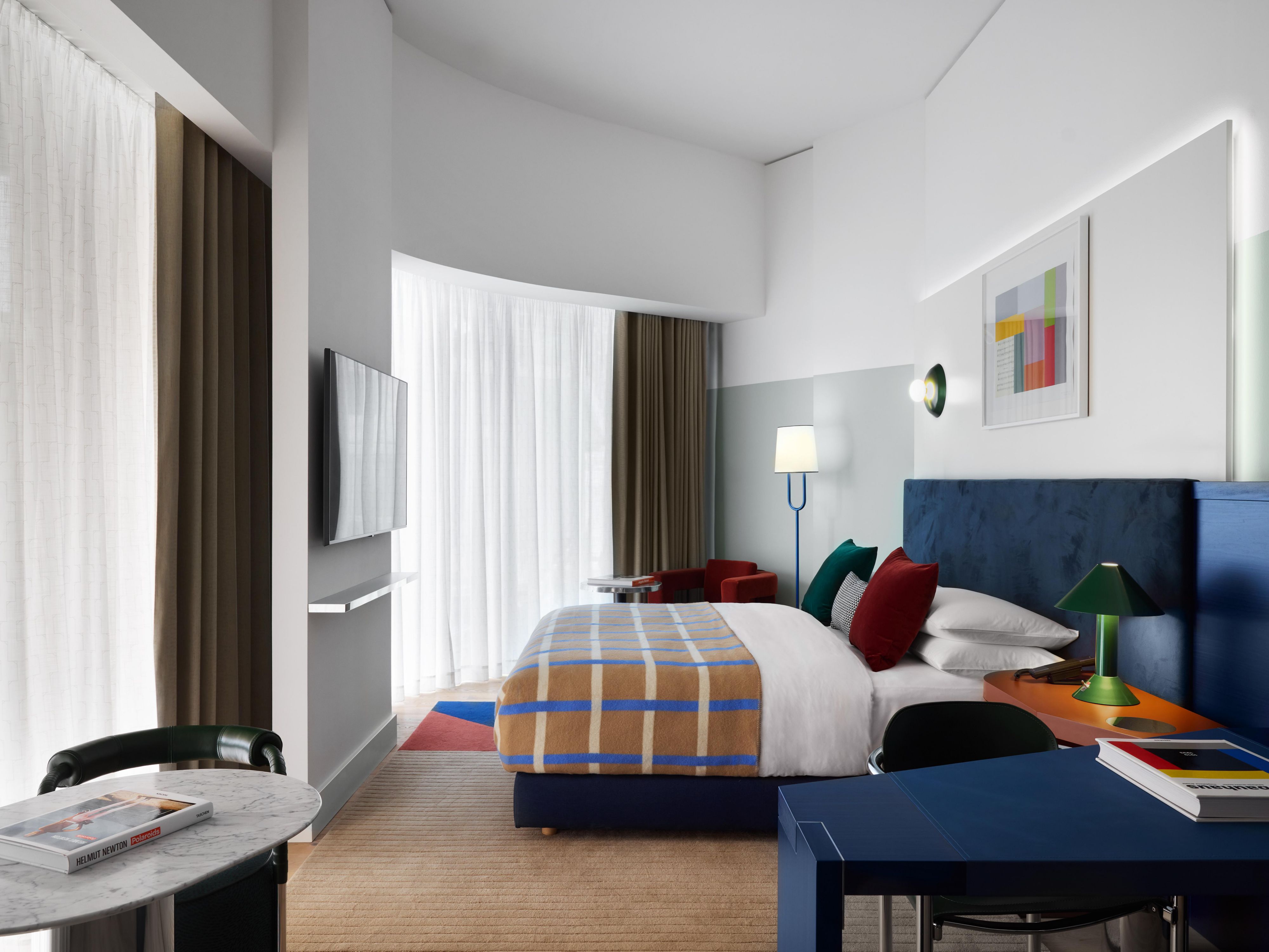 King bed studio hotel suite