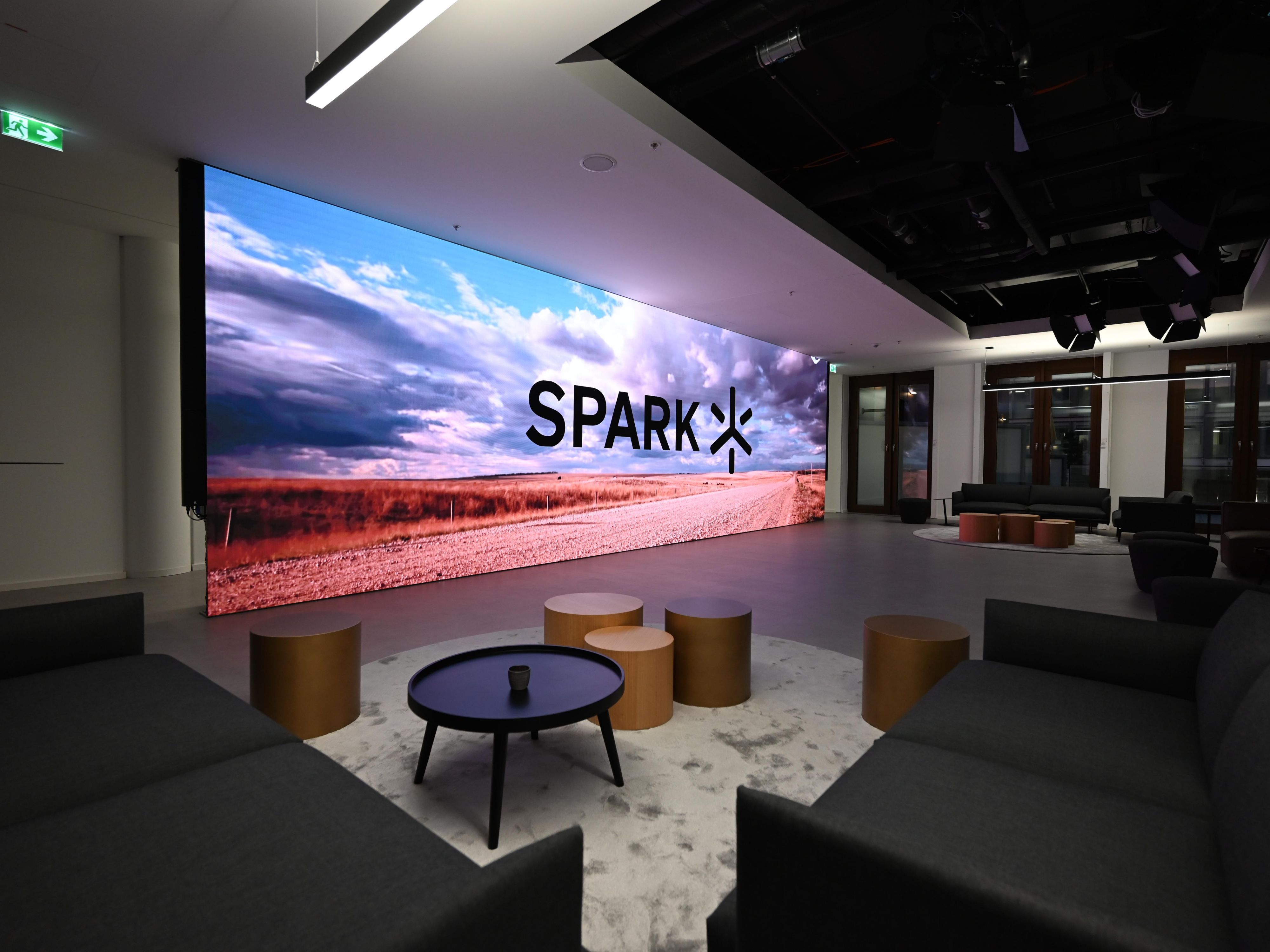 SPARK Meetingbereich mit LED-Anzeige