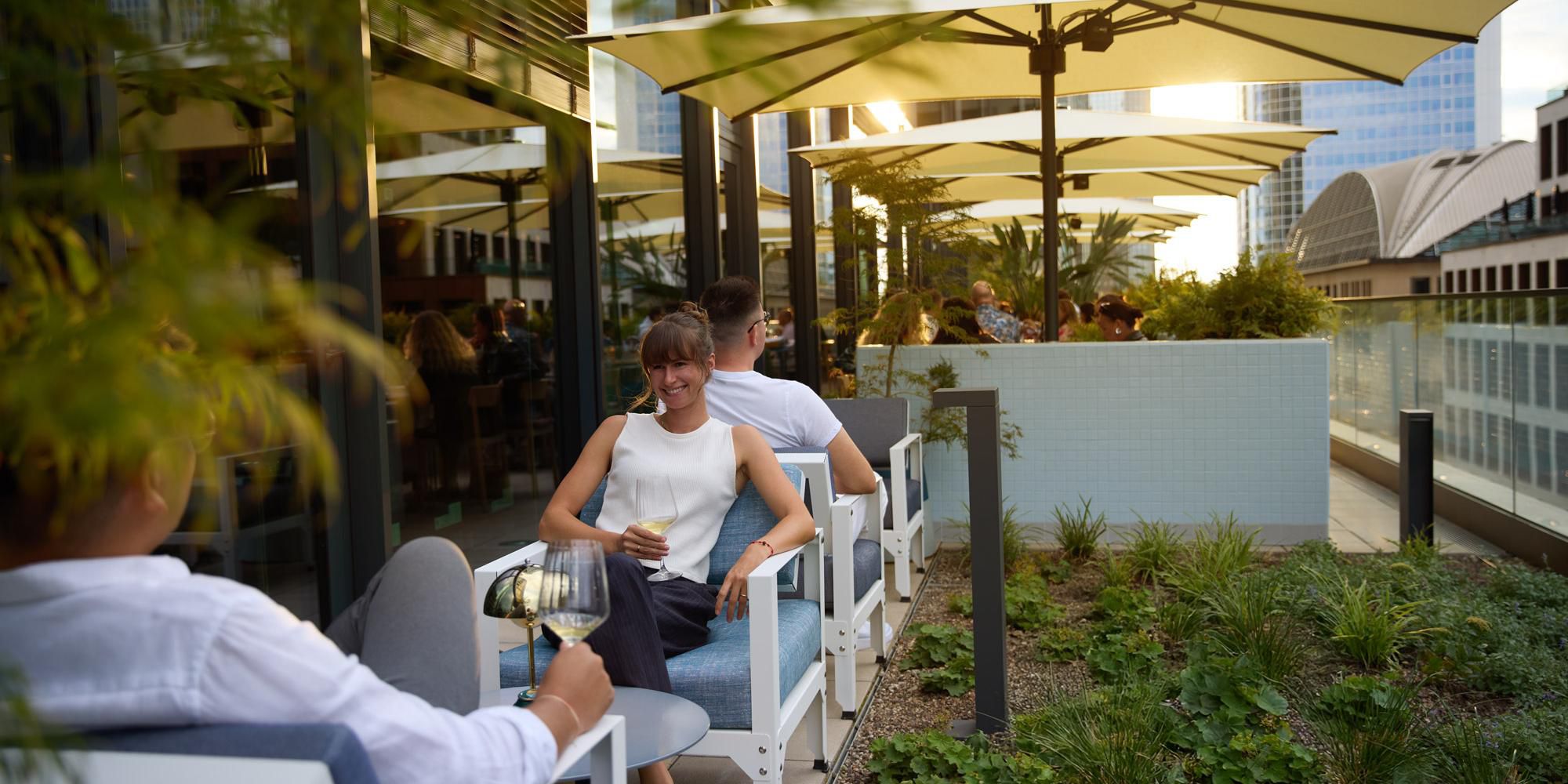 Im Sommer sitzt man draußen auf der Terrasse und trinkt mit einem Glas Weißwein