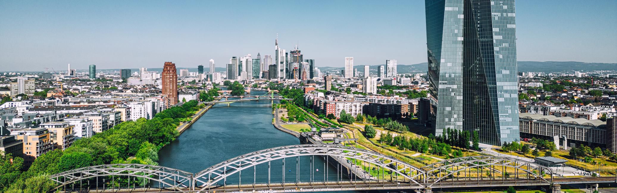 Ngắm nhìn dòng sông và đường chân trời Frankfurt