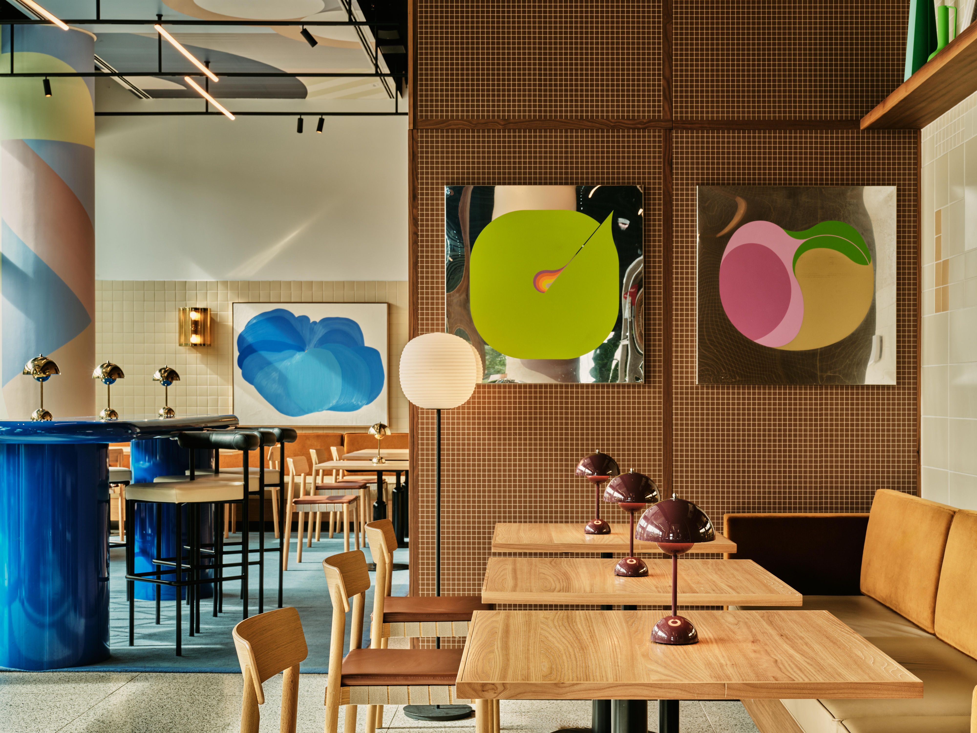 Relax in the stylish lazuli Lounge.