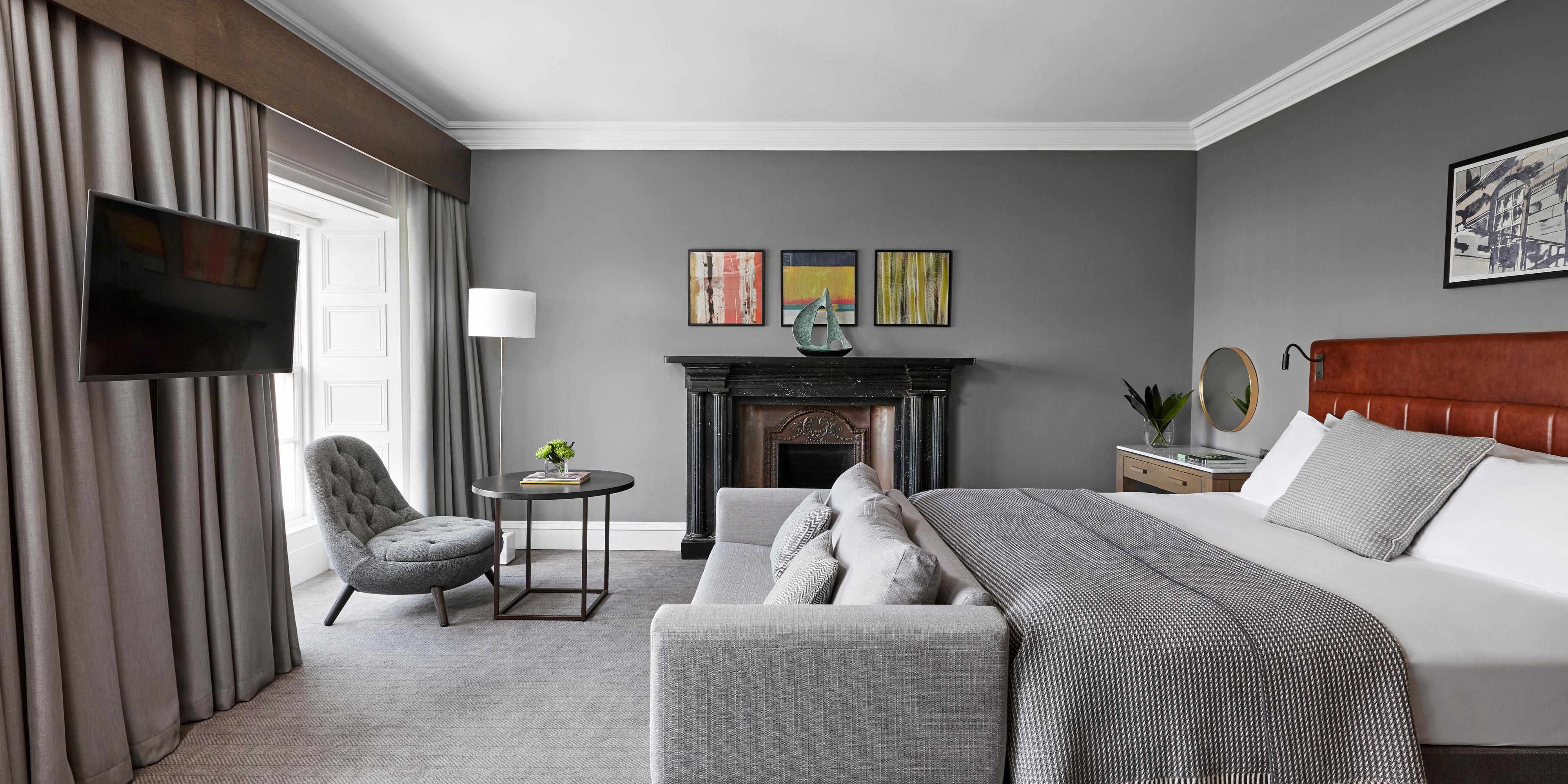 Experience a room like no other with our specialty suites. Thoughtful consideration goes into the details of each suite at the Kimpton Blythswood Square Hotel & Spa, where marble bathrooms, separate lounge and dining areas, and fresh flowers give the suites a luxurious, lived-in feeling. 