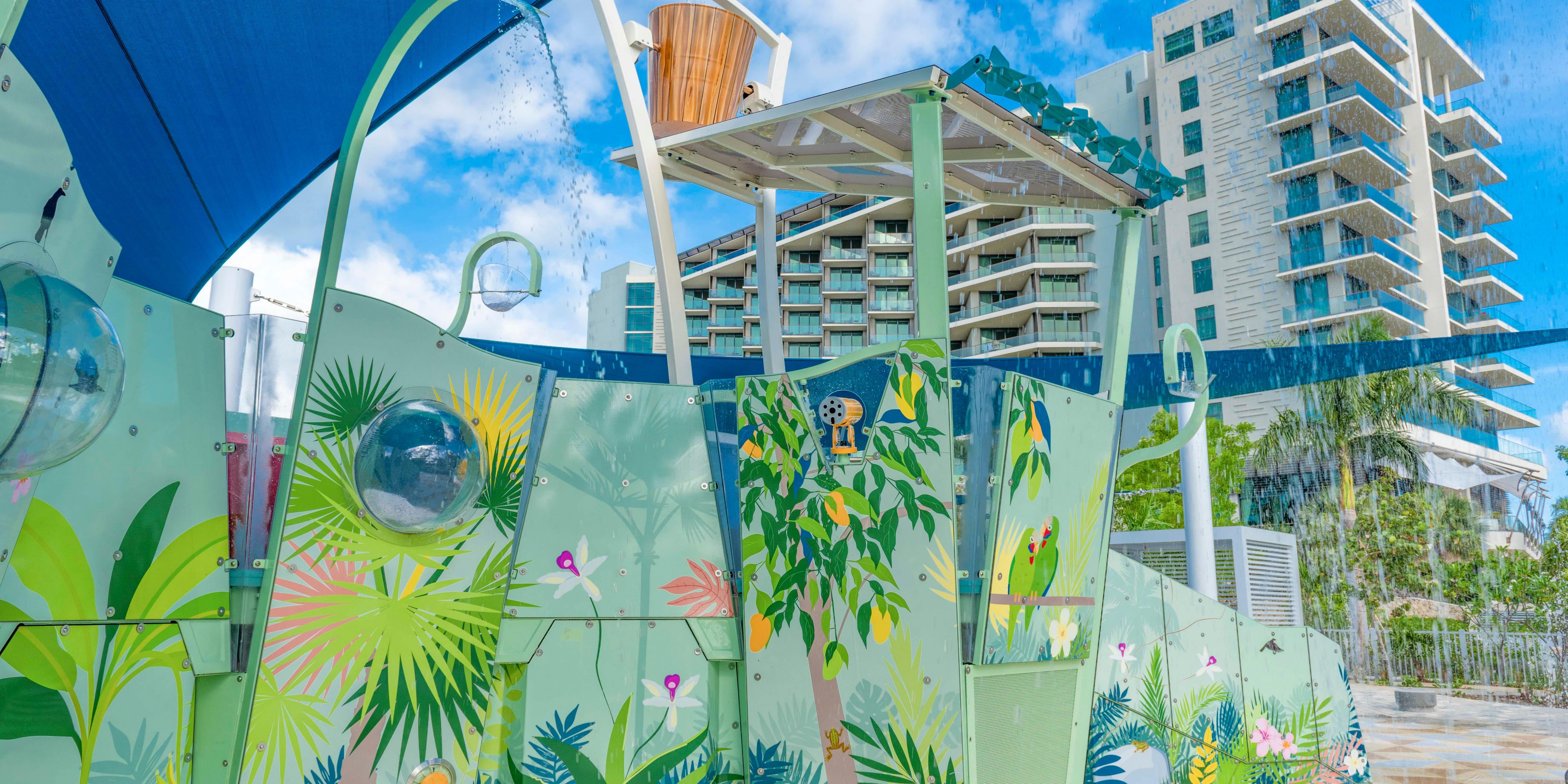 SPLASH es la última incorporación al increíble entorno de resort y hostelería de Kimpton Seafire Resort + Spa. SPLASH es un parque acuático lleno de diversión supervisado por nuestro equipo de Camp Seafire. Abierto para menores de 12 años para disfrutar de experiencias diurnas de 10am a 4pm, fiestas de cumpleaños soñadas y aventuras Camp Seafire gratuitas para los huéspedes del hotel. 