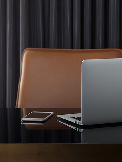 Schreibtisch mit Laptop