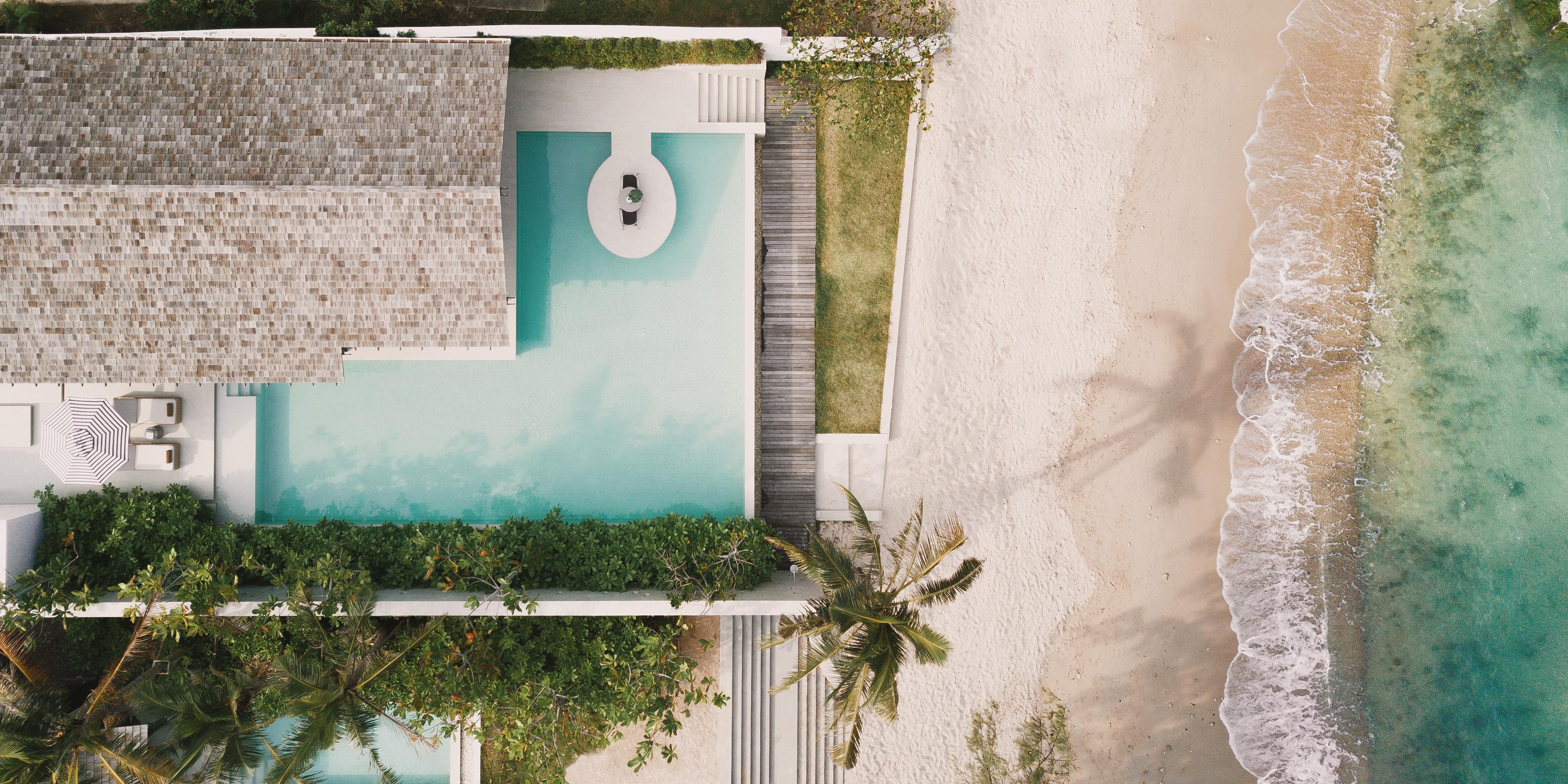 วิลล่าริมทะเลที่สวยงามทั้ง 21 หลังของเรามีทางเข้าโดยตรงและเป็นส่วนตัวไปยังหาดทรายอันบริสุทธิ์ของเราบนหาดเชิงมน วิลล่าที่ออกแบบอย่างทันสมัยแต่ละหลังของเราเน้นที่วัสดุและสีจากธรรมชาติที่หรูหรา เอนกายลงบนที่นอนพร้อมกับหนังสือดี ๆ สักเล่มบนเตียงนอนเล่นและเก้าอี้เอนหลังริมสระว่ายน้ำส่วนตัวของคุณ หรือเอนตัวลงแช่ตัวในอ่างน้ำลึกที่ออกแบบเป็นพิเศษซึ่งประดับ