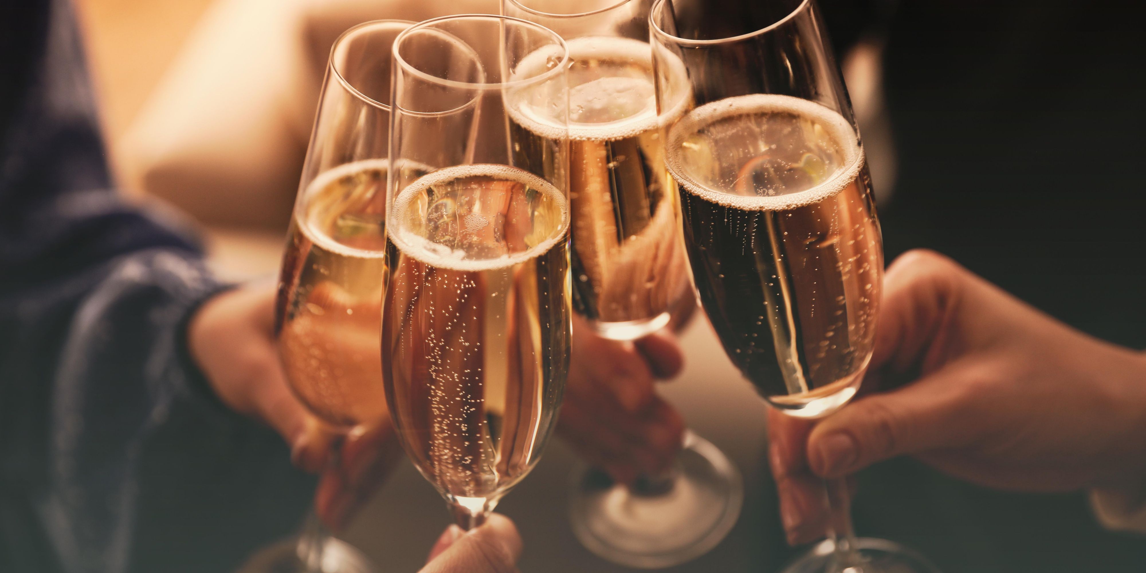 Connect with fellow like-minded guests when you swing by our daily hosted social hour with complimentary drinks and chef’s bites at sundown. Unwind, chat and socialise with inspiring conversations and curated playlists. 