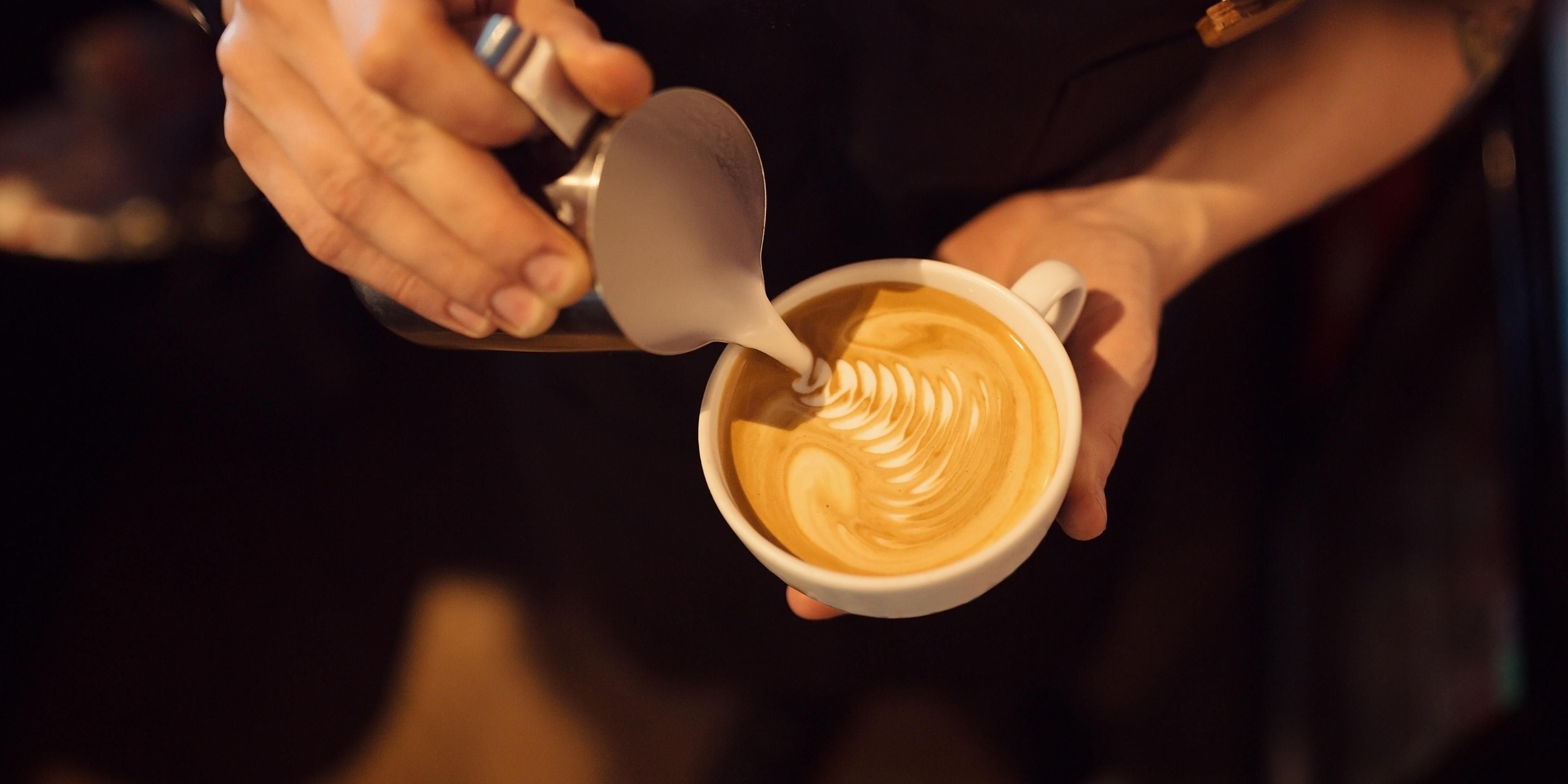 Jumpstart each new day the Kimpton way with our complimentary selection of artisanal coffees, luxury teas, and wellness juice shots in our lobby.

Pause, connect, and ease into the rhythm of the morning.