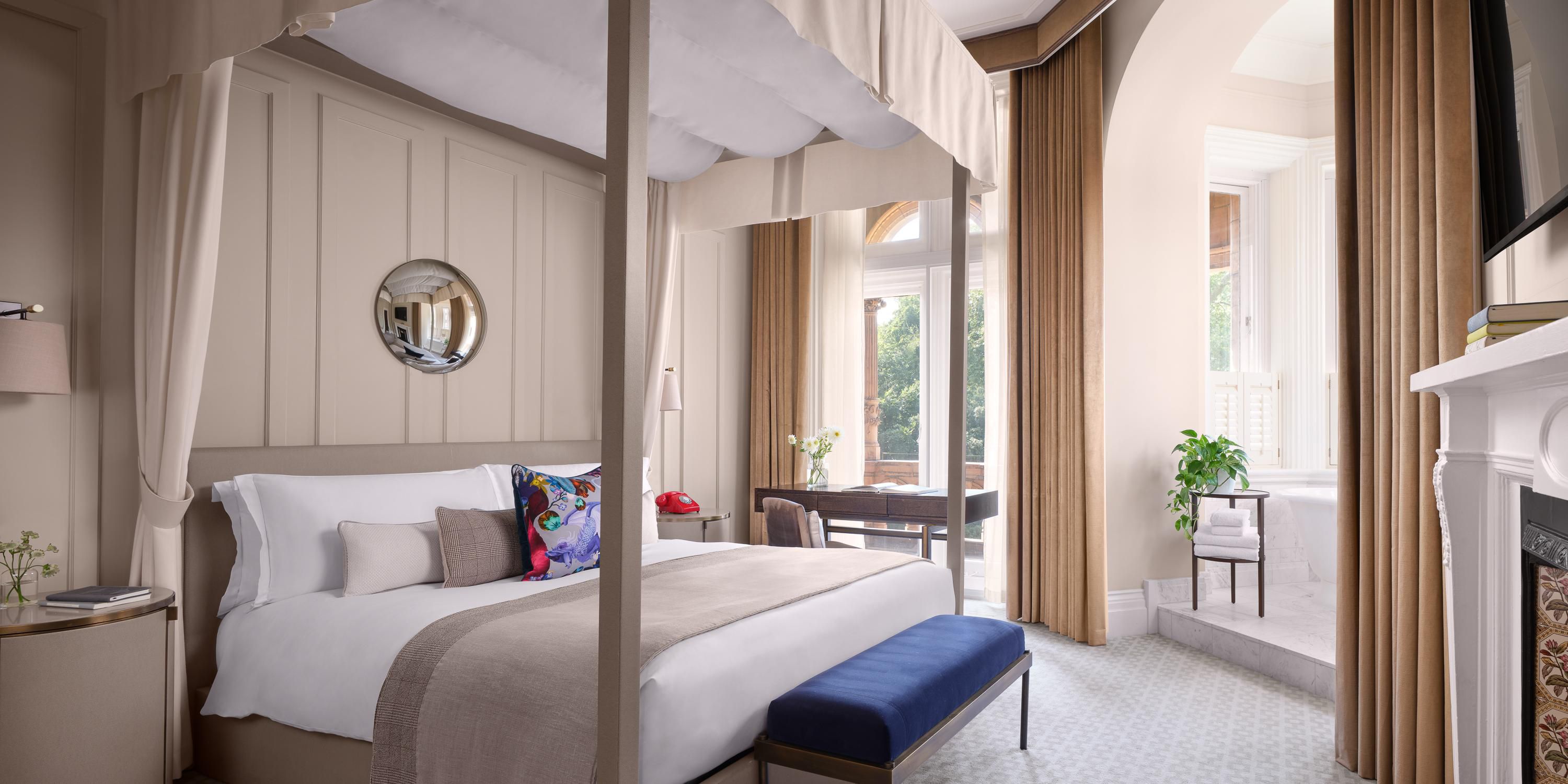 Convierta su escapada en una experiencia verdaderamente superior con nuestra oferta Suite Escape. Sumérjase en el vibrante ambiente de Londres con una estancia de tres noches en una elegante suite por el precio de dos. Disfrute de impresionantes baños con patas, duchas de lluvia indulgentes, mucho espacio adicional y vistas del piso al techo de los frondosos jardines Russell Square.