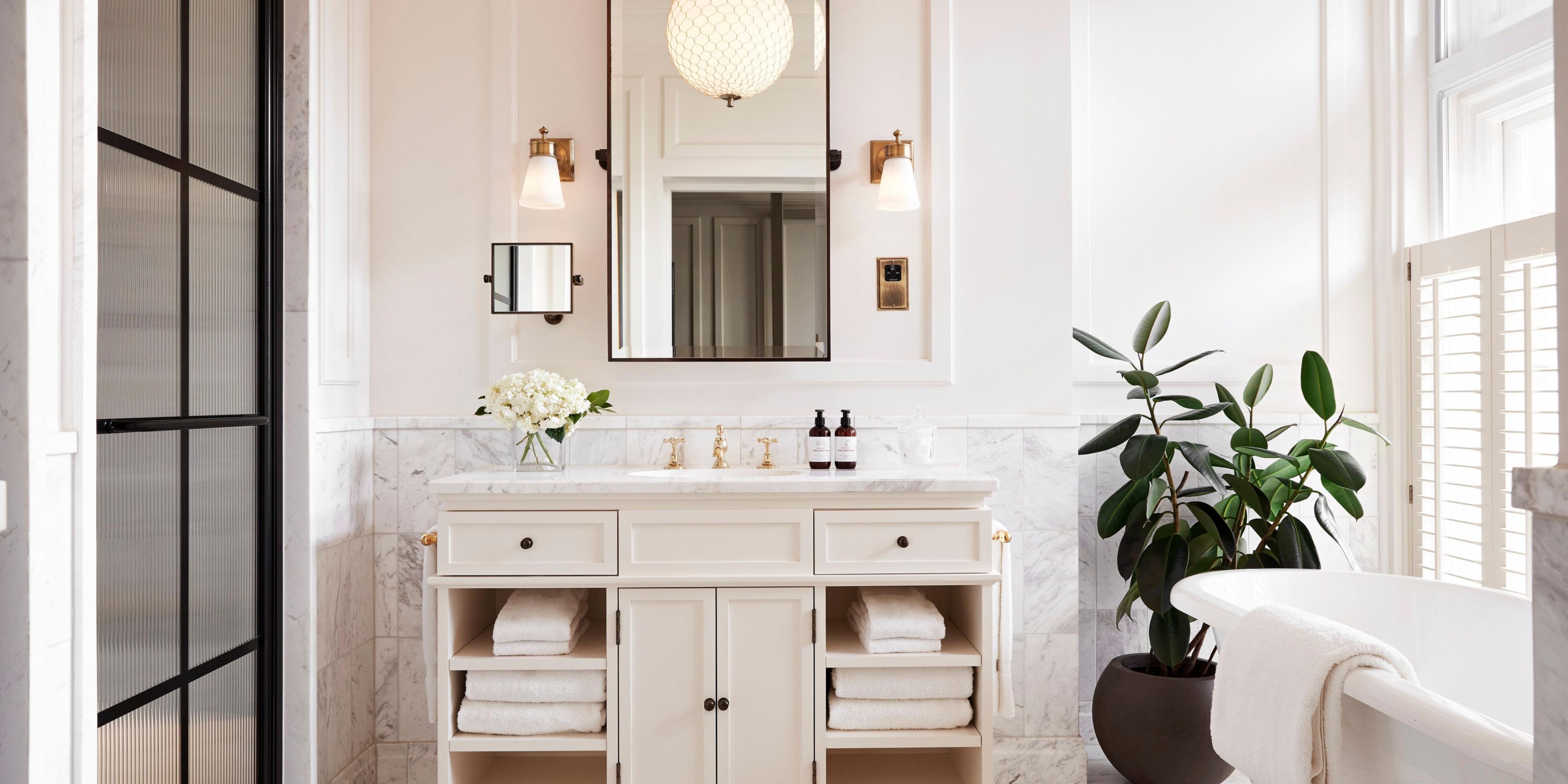 luxury hotel suite bathroom