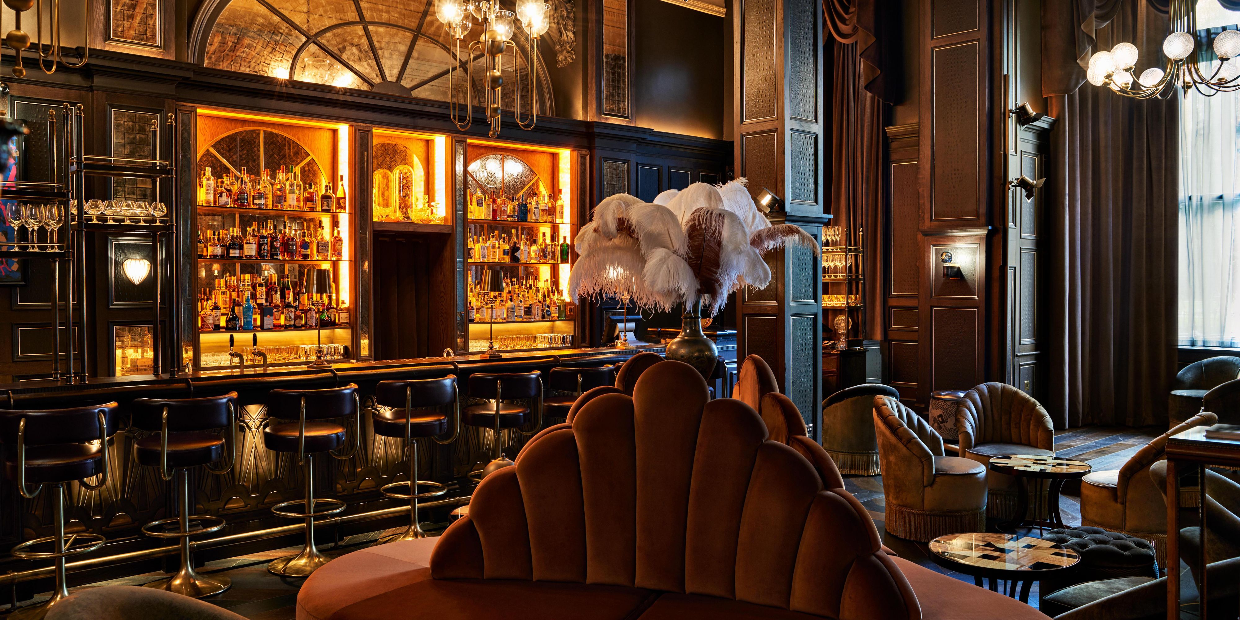 Fitz's Russell Square is the beating heart of Kimpton Fitzroy London. Three decadent spaces with unique personalities comprise a sophisticated eatery, elegant parlour, and glamorous drinking den. Here, guests dine on quintessentially British cuisine, sip finely-crafted cocktails, and savour a late-night tipple (or two).
