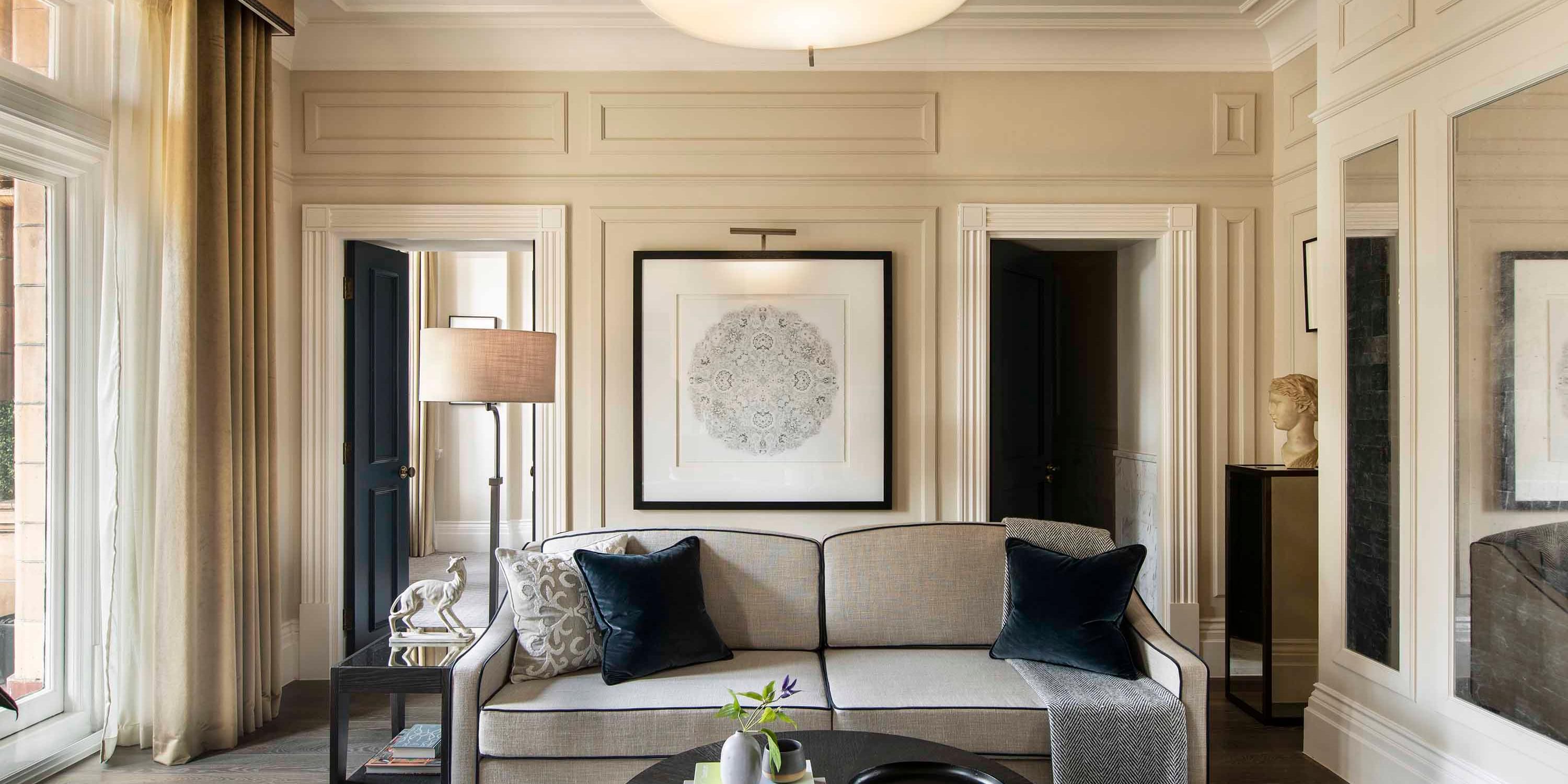 特色套房不仅有罗素广场的秀美景致作伴，更有丰富多样的设计元素装点其中，风格迷人而雅致，无愧为伦敦腹地的避世圣所。不论是使用 Ruark 音响系统播放悦耳曲调，还是依偎于壁炉旁收听 BBC 广播，这里都是您舟车劳顿后休憩身心的理想居所。