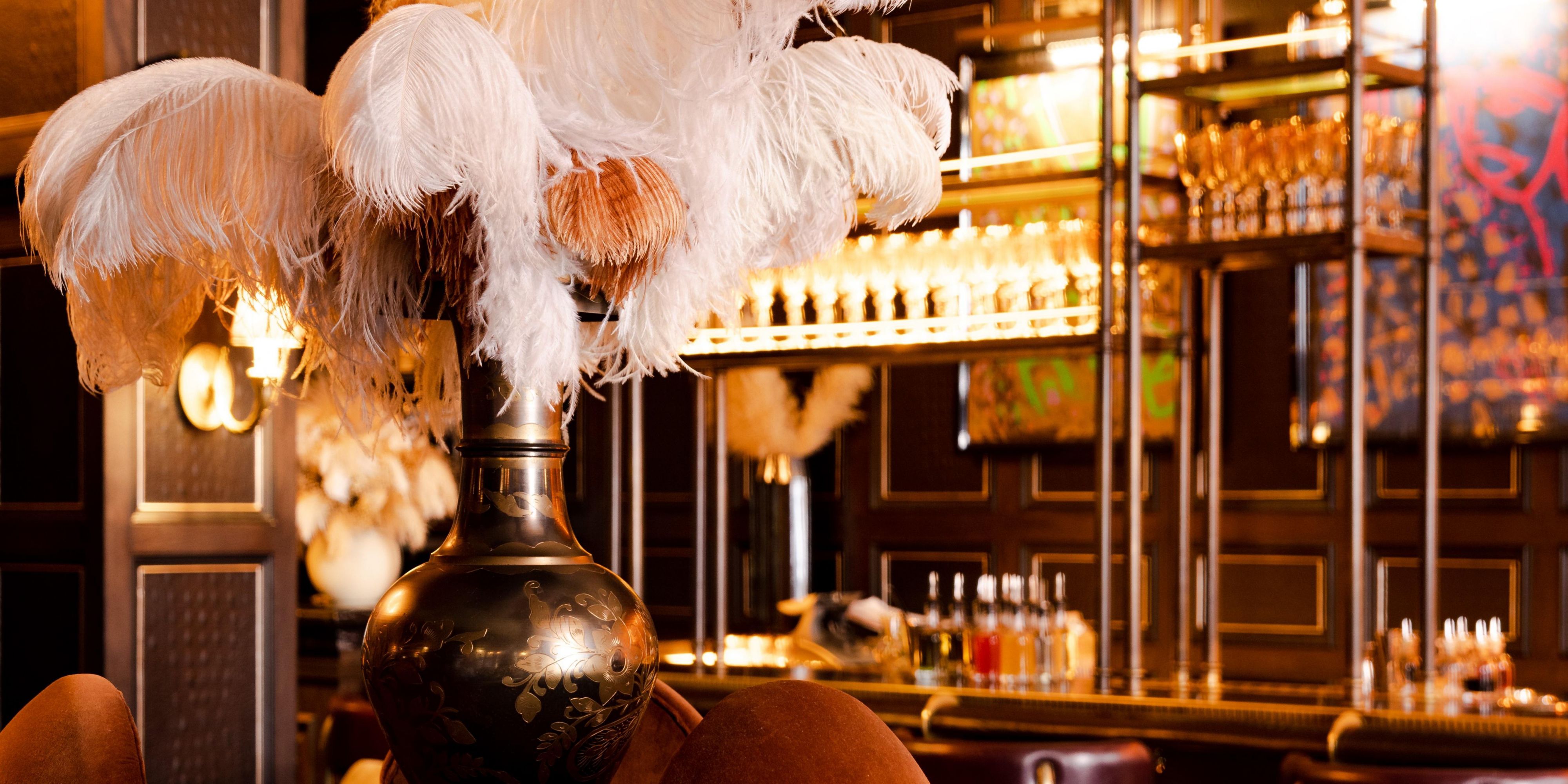 気取らないサイドドアをくぐって、素晴らしい Fitz's Bar が目の前に。華やかなりし頃の面影を感じながら、最新のカクテルを味わいながら、華やかな過去の面影を感じてください。まばゆいばかりの羽、ビクトリア様式の骨董品、燃え盛る暖炉、きらめくミラーボールなど、写真に収めたいシーンがたくさんあります。