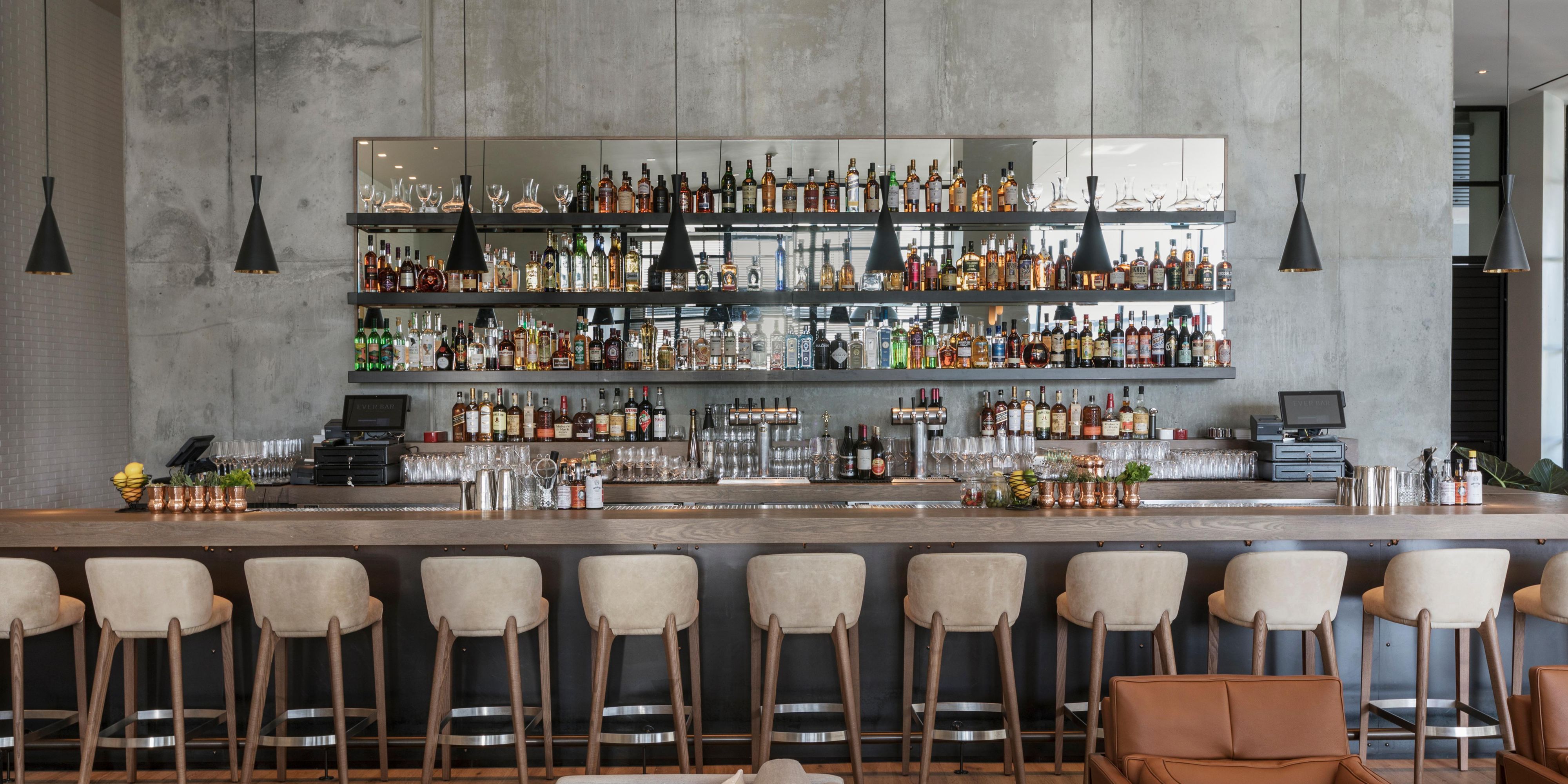 Este centro social elegante pero relajado invita a los lugareños y visitantes a mezclarse con deliciosas comidas y bebidas en un ambiente acogedor del sur de California. El espacio híbrido resulta ideal para el trabajo diurno o el juego nocturno y, a menudo, presenta acontecimientos musicales o de moda. Para una reunión privada íntima, alquile el Conservatorio acristalado.