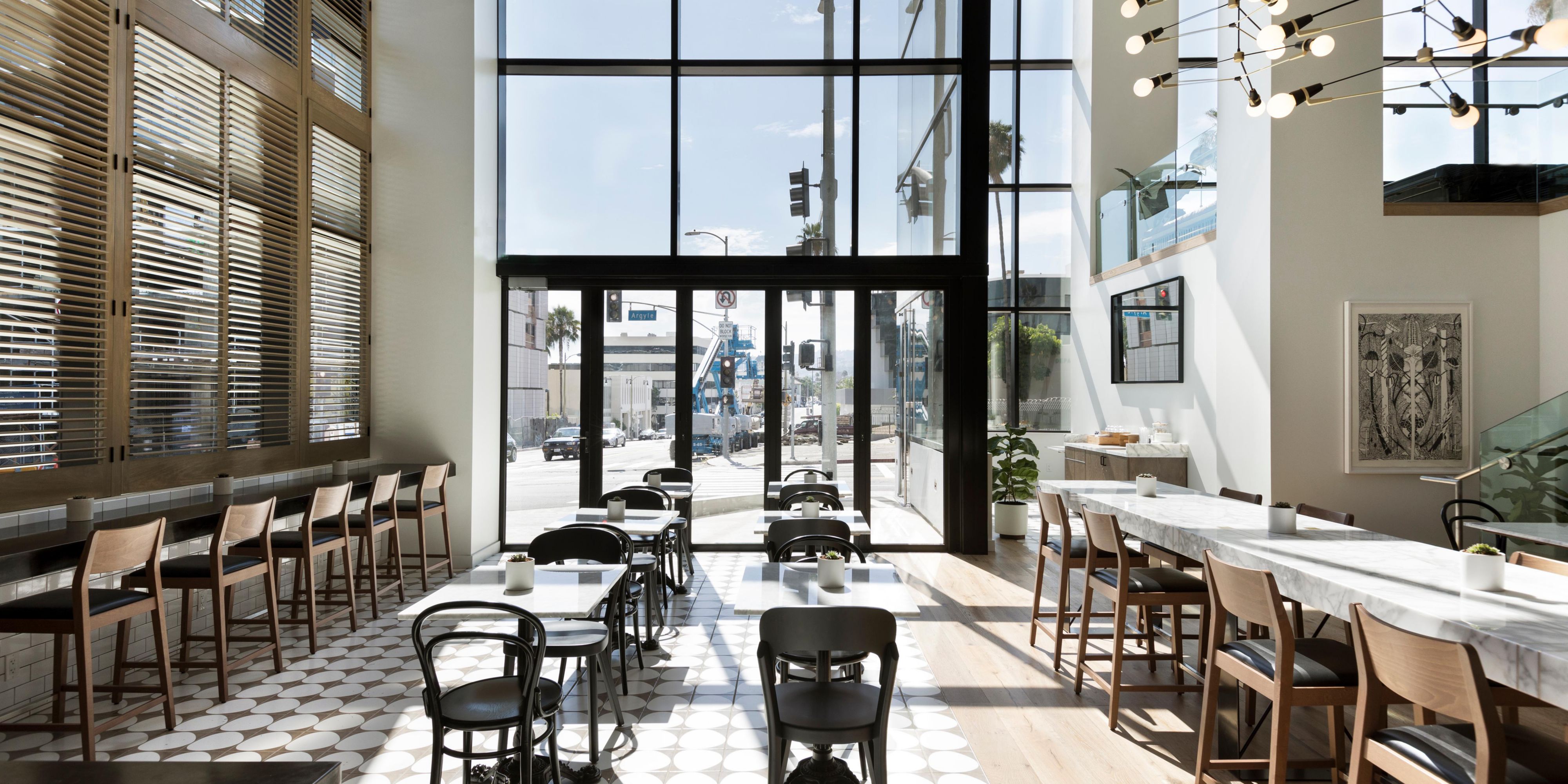 Este luminoso y bullicioso café sirve tres comidas al día en un espacio acogedor que ofrece servicio informal de mostrador, servicio de bar y servicio de mesa también. El chef ejecutivo Bryan Podgorski ofrece un menú creativo (piense en ensaladas, pizzas, platos principales y más) con ingredientes locales, de temporada y orgánicos.