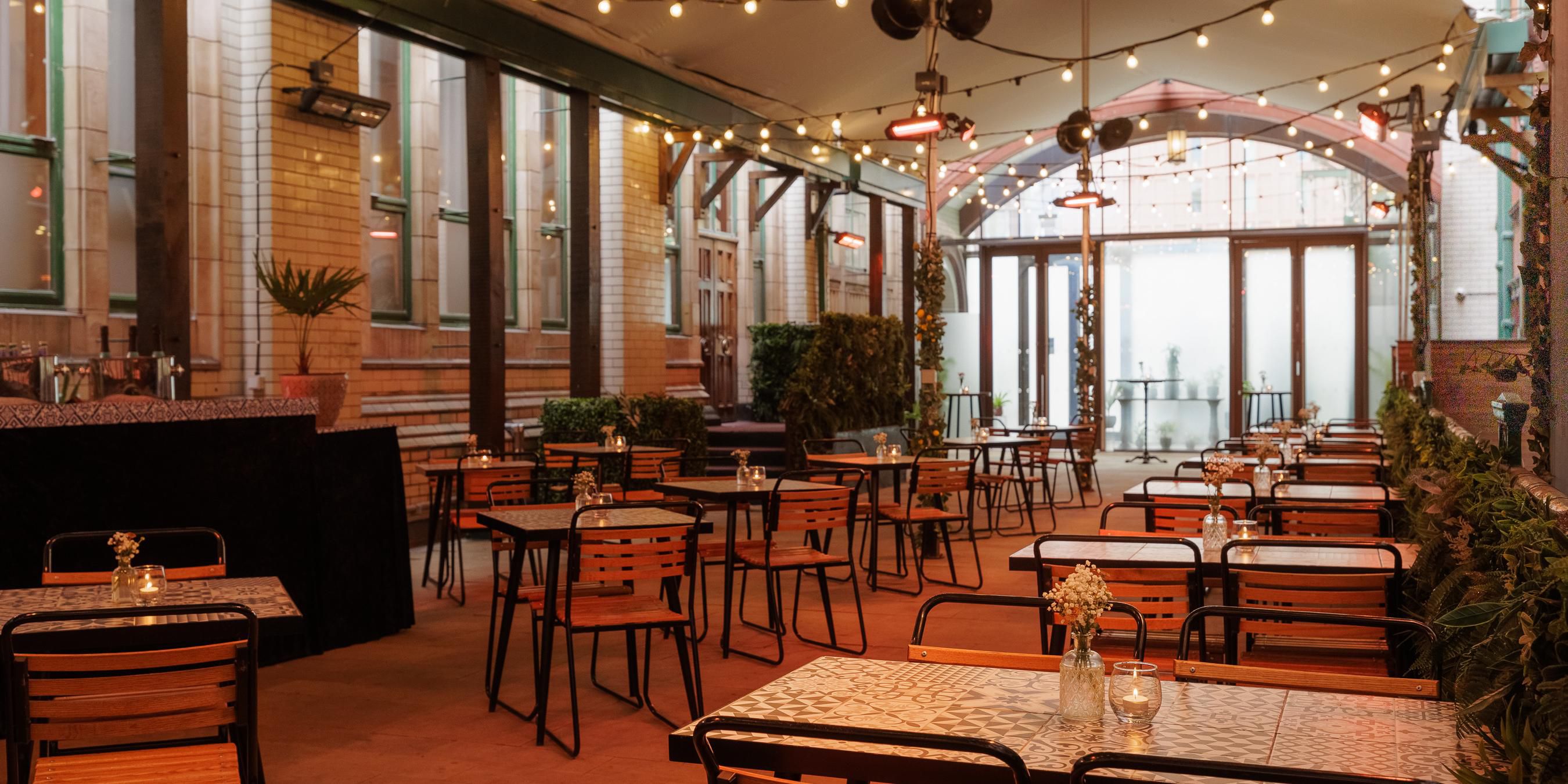 Một không gian sân trong độc đáo tràn ngập cây xanh tươi tốt và ánh đèn lấp lánh, The Terrace là nơi hoàn hảo để thưởng thức đồ uống nhanh hoặc ăn nhẹ ngoài trời. Ngoài ra, với máy sưởi ngoài trời và mái che giúp giữ ấm và khô ráo, bạn có thể hòa mình vào bầu không khí sôi động của Mancunia dù dù mưa hay nắng! 