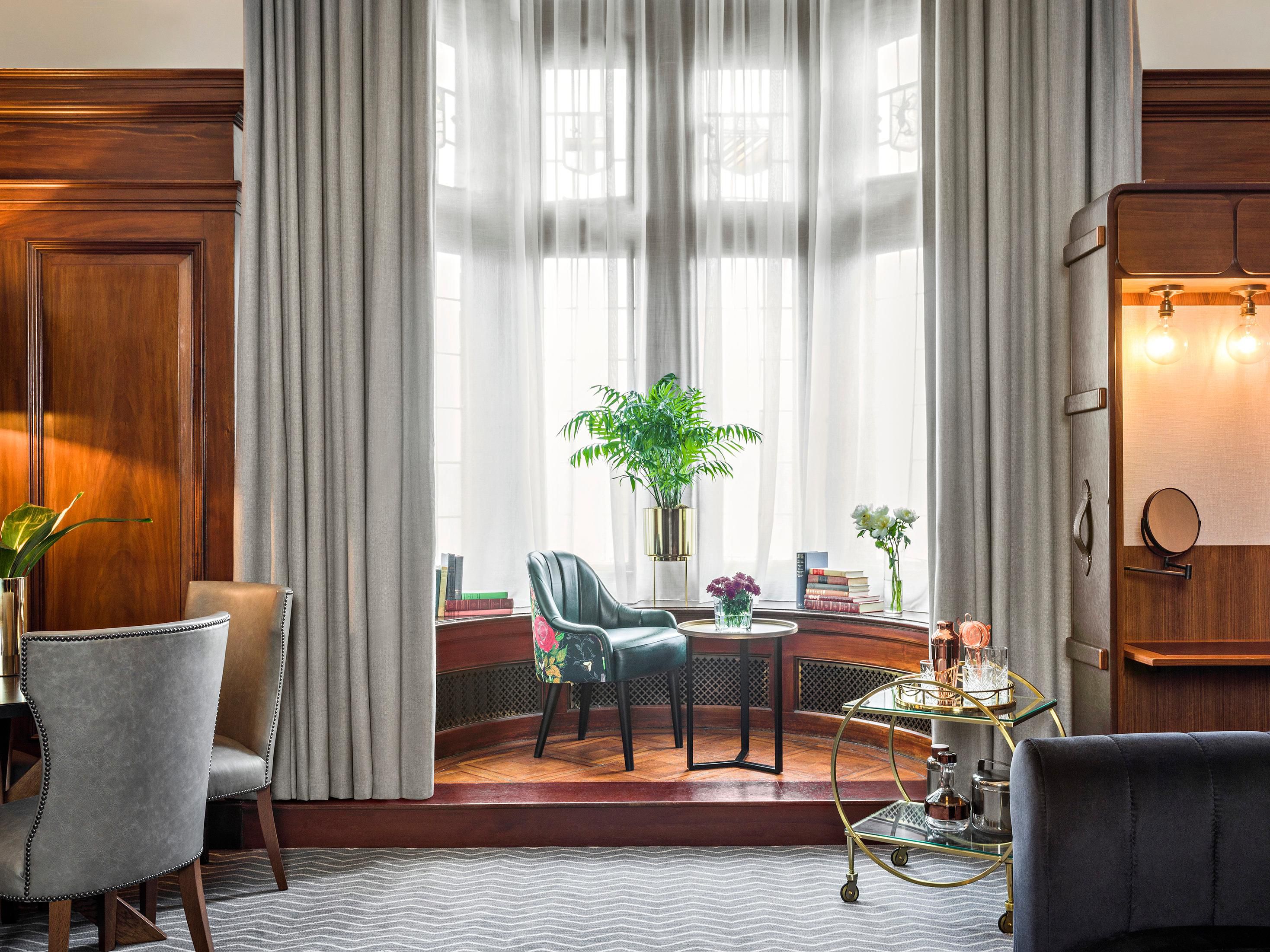 Heritage Suite Spacious separate lounge and bay window
