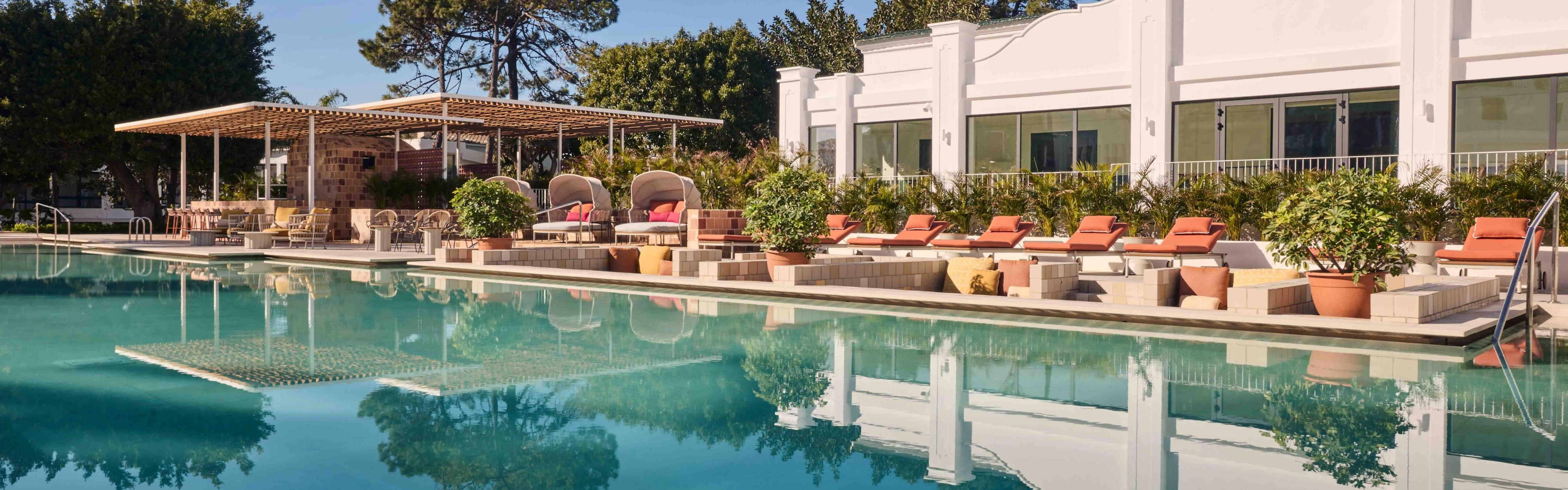 Nuestra piscina: el epicentro del buen rollo entre jardines.