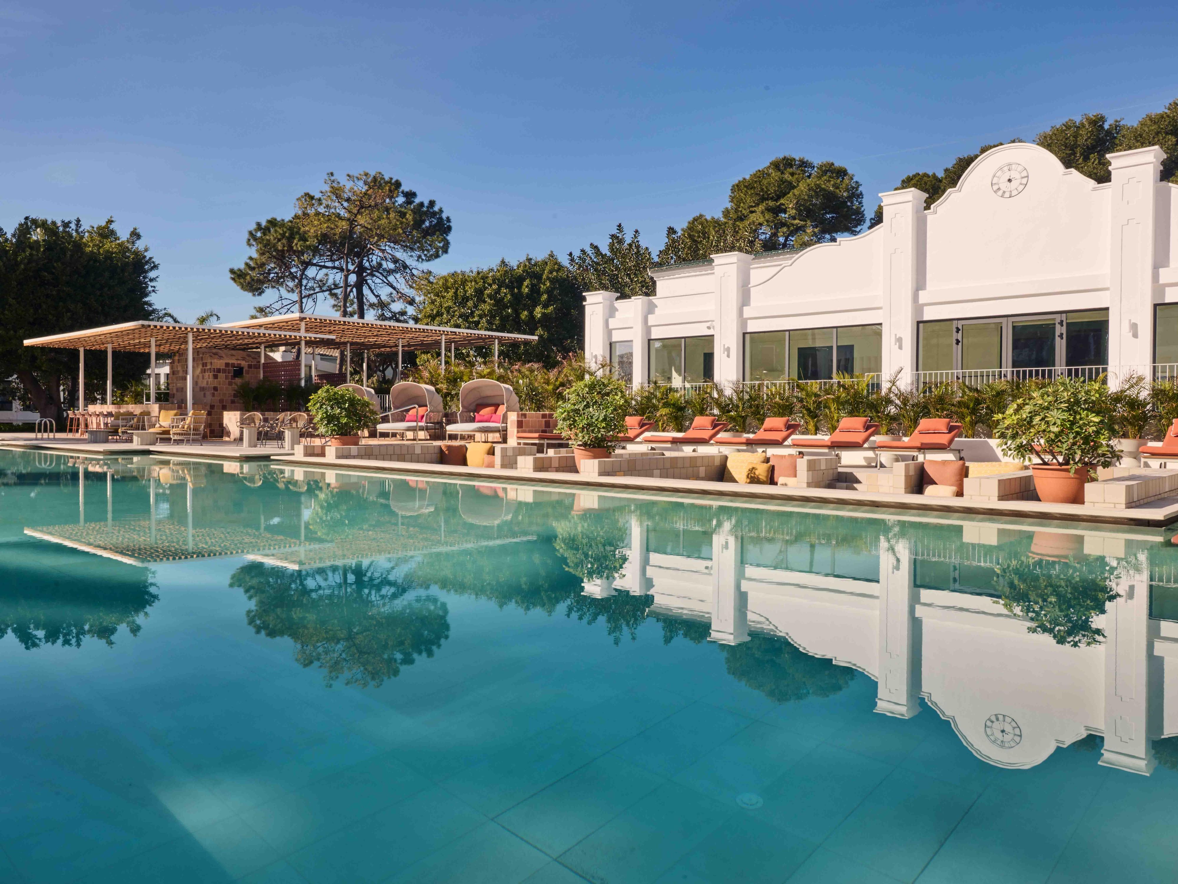Nuestra piscina: el epicentro del buen rollo entre jardines.