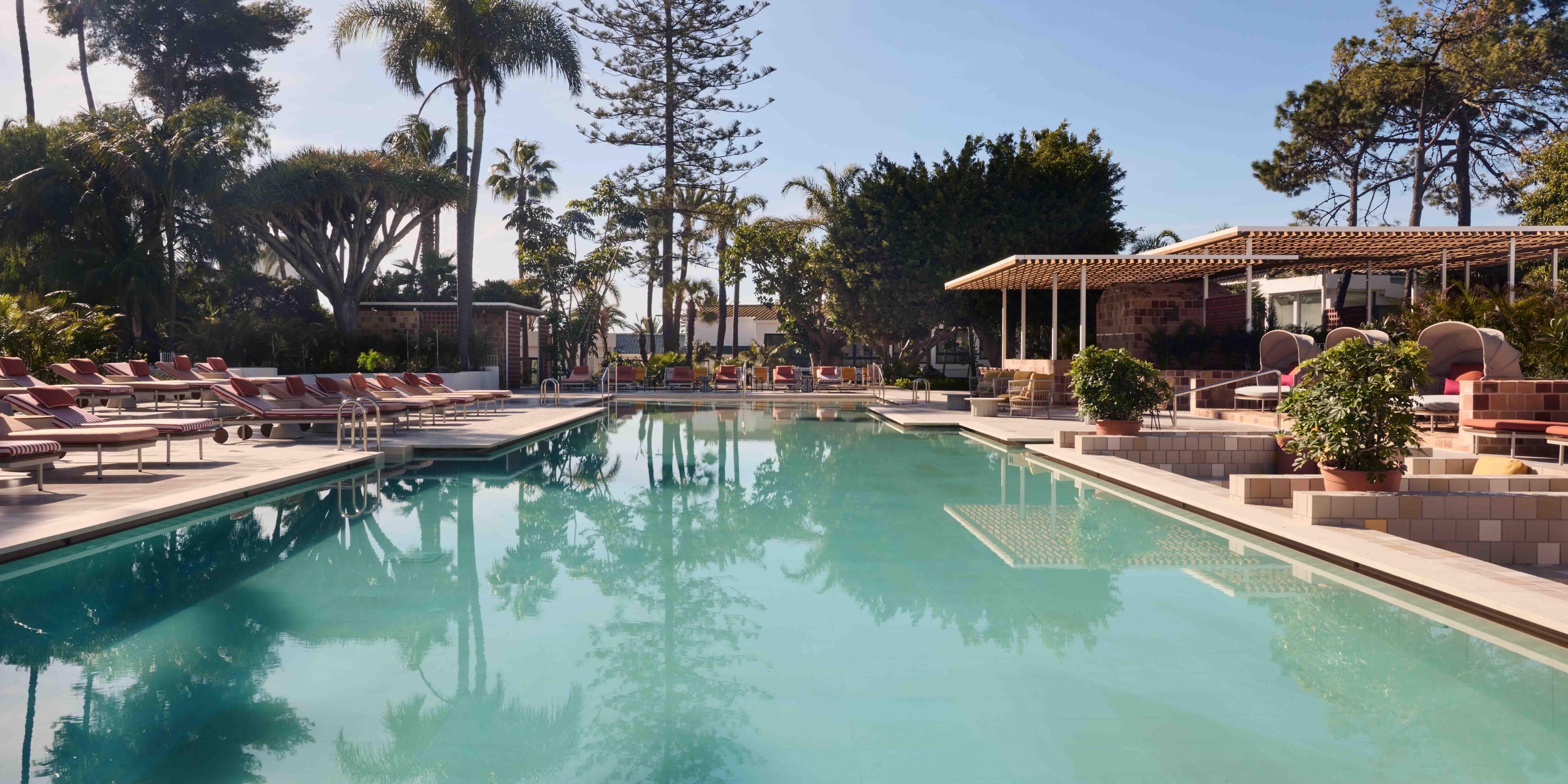 Located by the outdoor pool and surrounded by lush gardens, the Costa Club pool bar offers a selection of our finest vermouth, a Mediterranean menu with Moorish influences, and an exclusive variety of distinctive products that you can only find here. For those who enjoy the sun and the good life, this is the place to celebrate every moment.