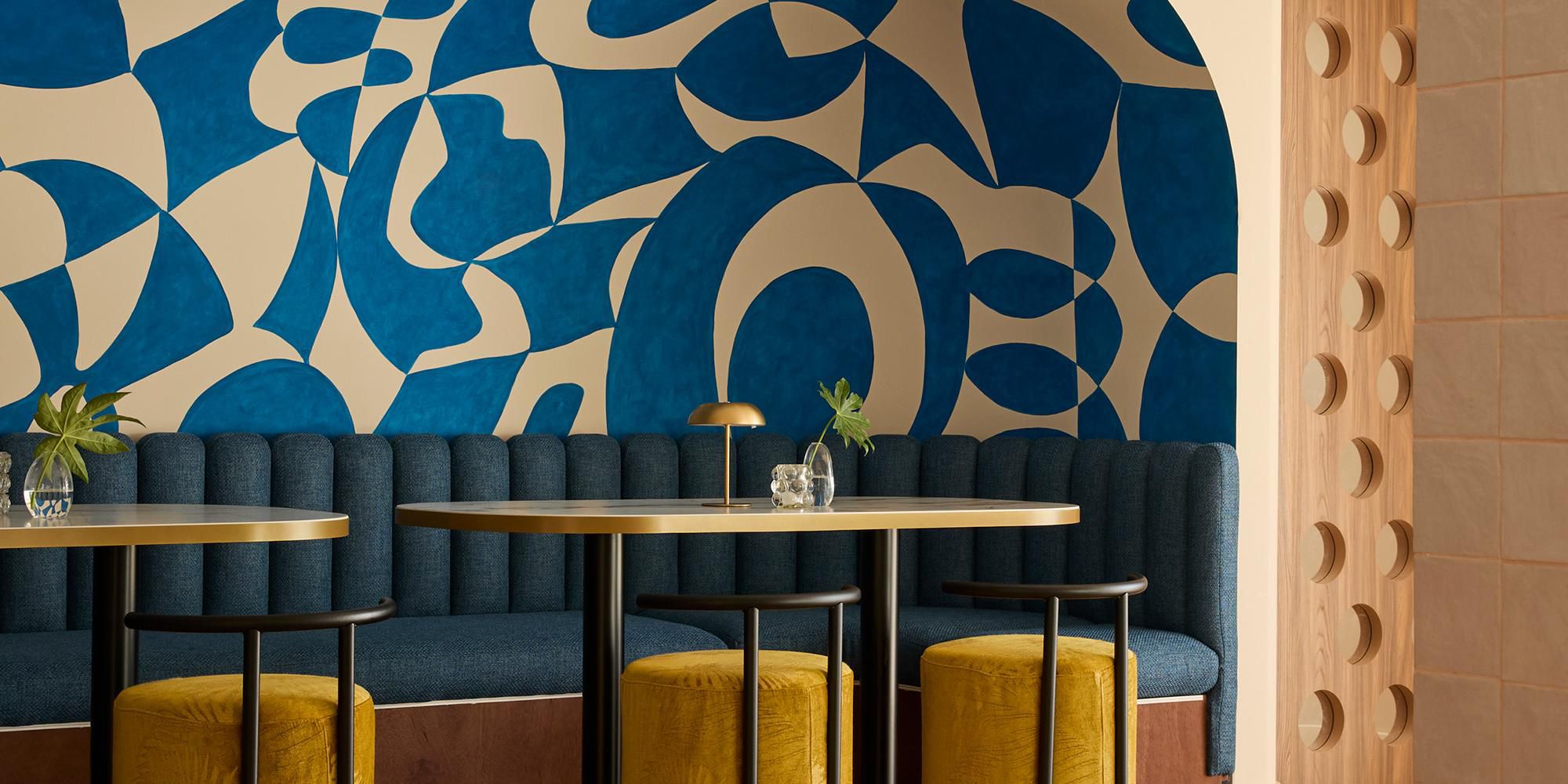 The vision of El Equipo Creativo is reflected in the modern design of Azul Lounge Bar, where elegance and comfort come together. Natural materials and Mediterranean tones create a warm atmosphere, while architectural details invite you to relax and enjoy, making it the perfect place to gather and celebrate.