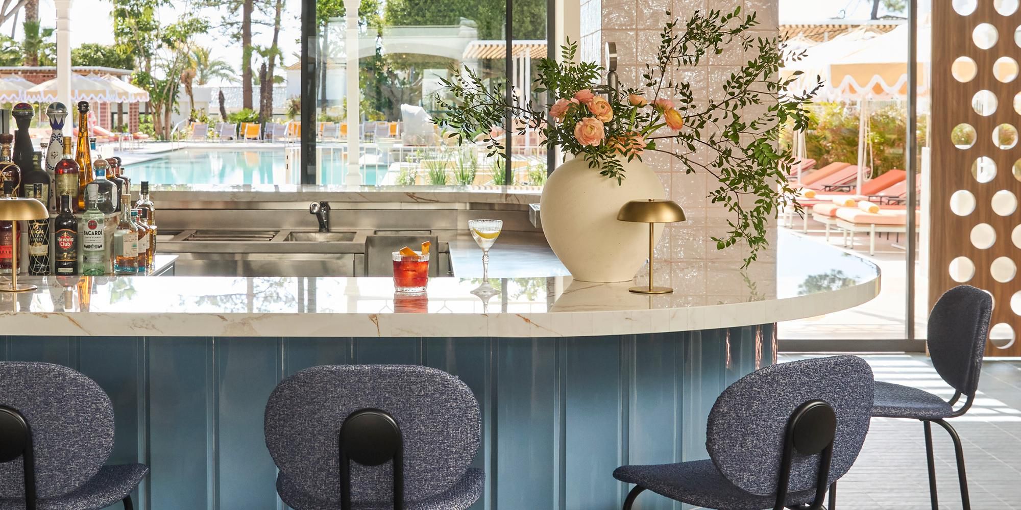The signature cocktails at Azul Lounge Bar invite you to celebrate and unwind with poolside views at the heart of the hotel. Let yourself be surprised by exclusive cocktails that make a difference—the perfect ending to your dining experience or the ideal start before dinner.