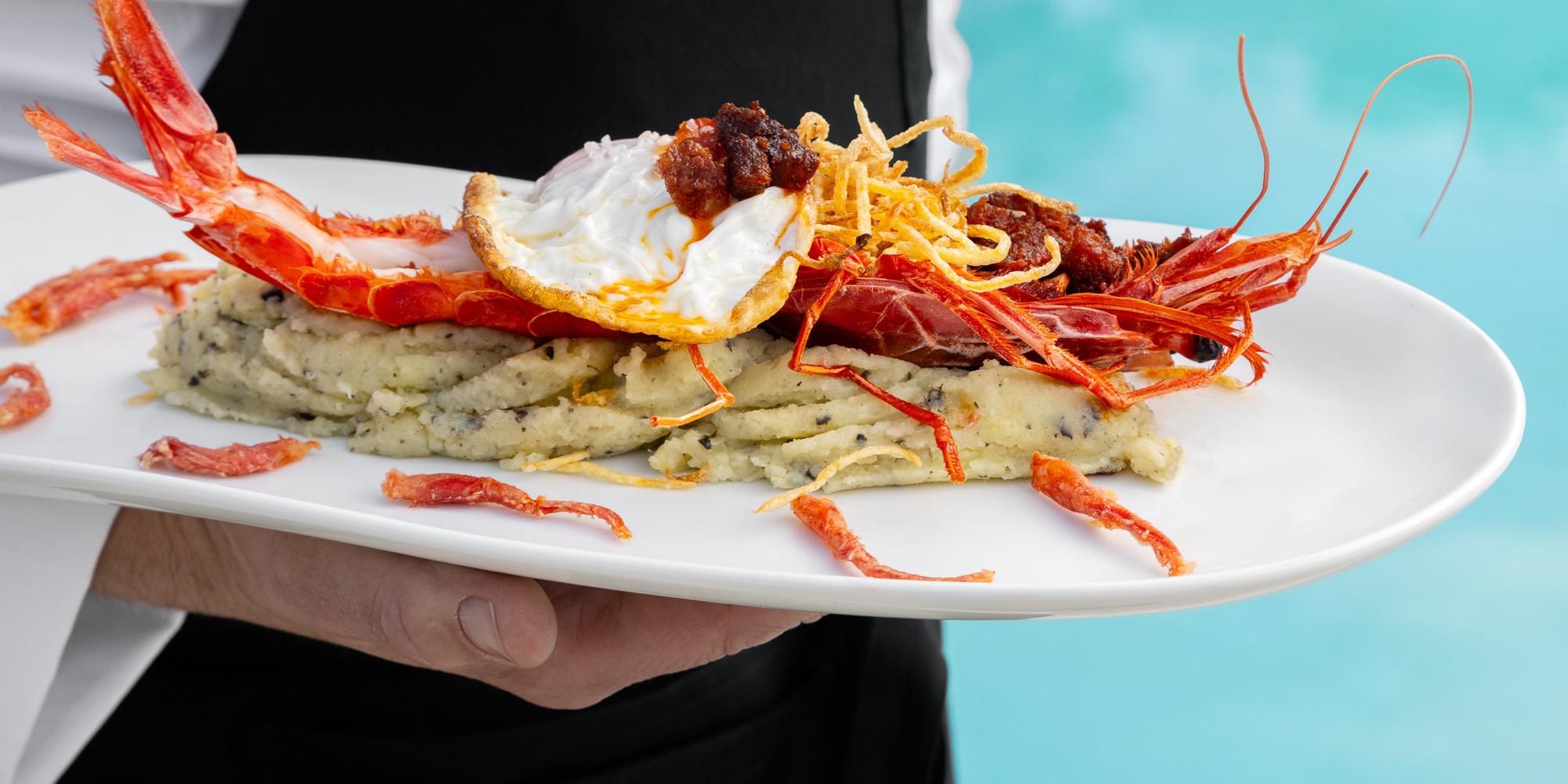 From Málaga prawns with garlic to Barbate bluefin tuna tartare, every dish at Jara is a tribute to the land and sea. Chef José Carlos García champions local ingredients like seasonal truffle, Huelva scarlet prawns, and Coín tomatoes, crafting an authentic cuisine with soul and deep-rooted flavors.