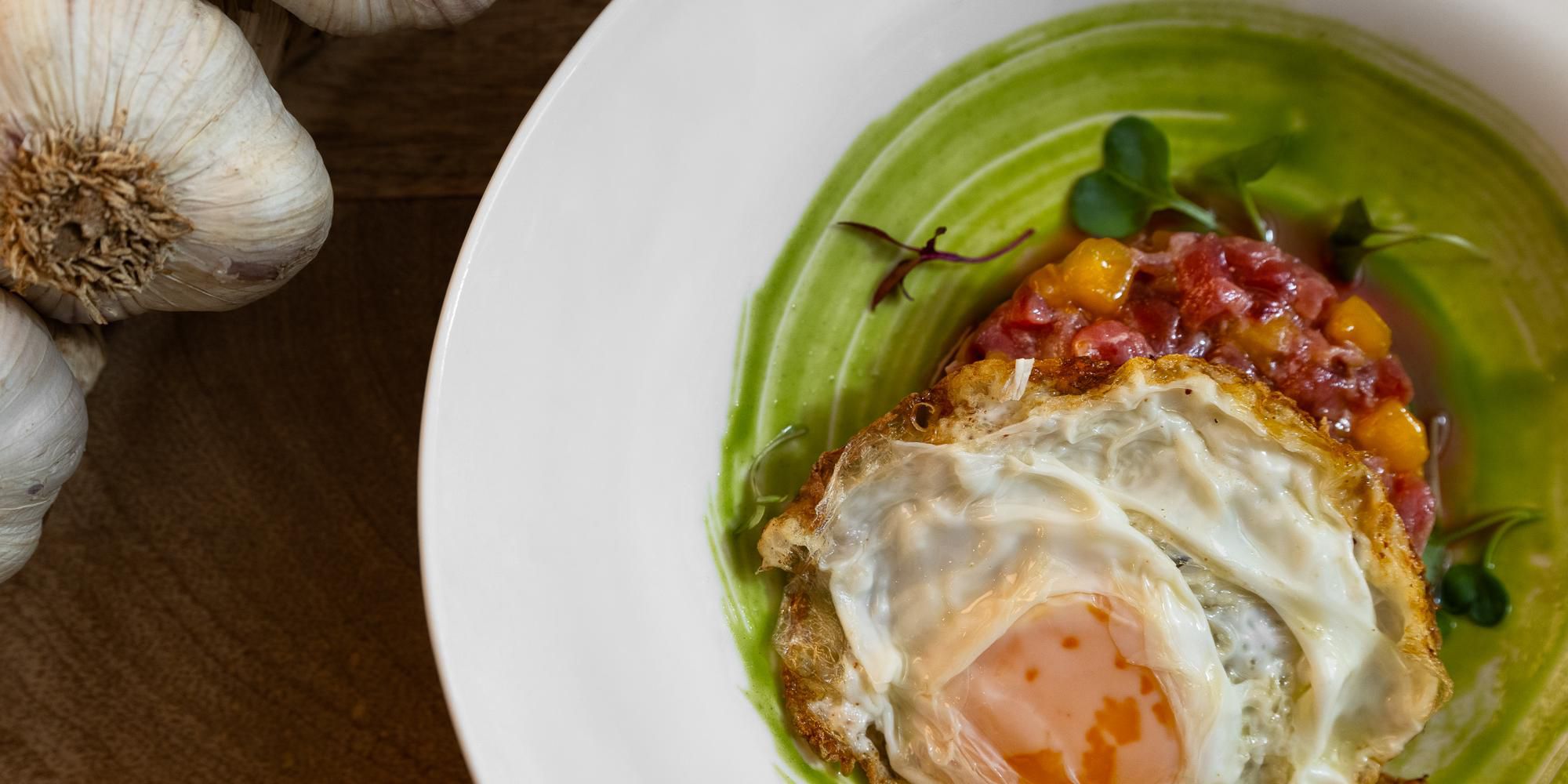 Iconic dishes like gazpacho and pipirrana are reinvented, taking Andalusian gastronomy to the next level. Nostalgia for the classics and the thrill of the unexpected turn each dish into a masterpiece, where tradition and creativity go hand in hand.