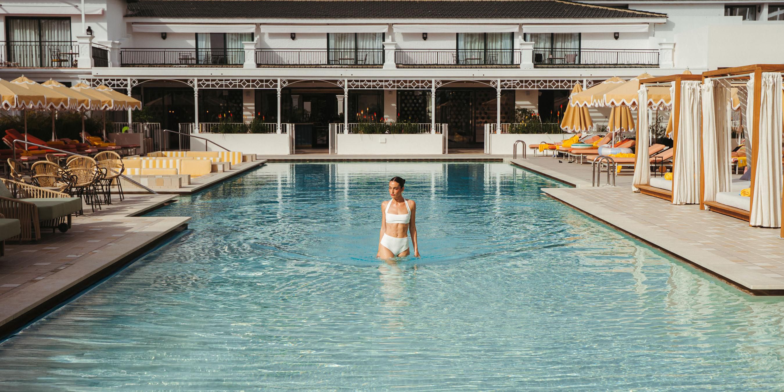 Havuzda Kimpton Los Monteros'un özünü yaşayın