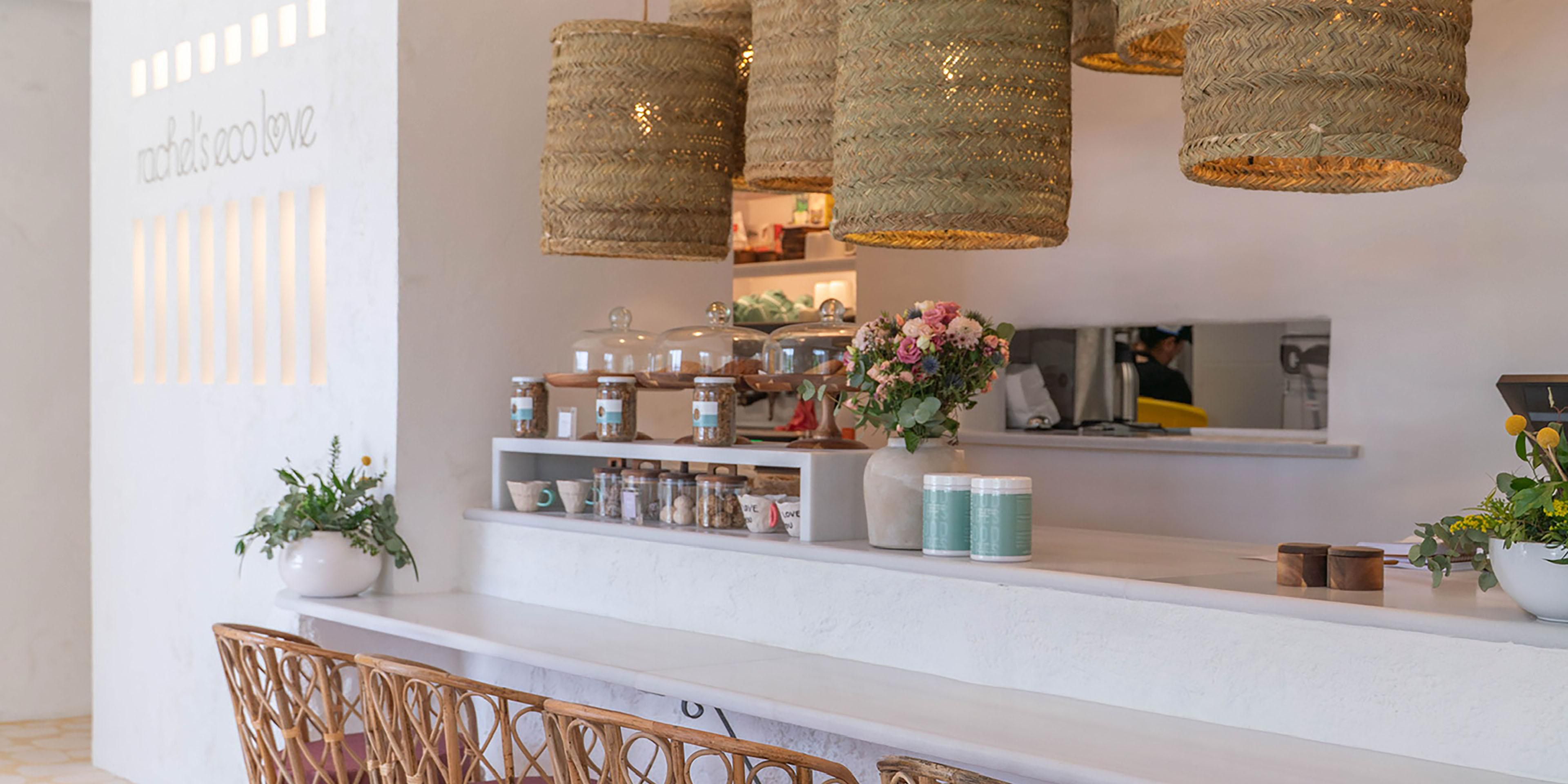 Inspiré par un mode de vie sain, Rachel’s Eco Love s’installe au Kimpton Los Monteros Marbella avec son concept unique de bien-être et de durabilité. Des plats colorés et savoureux, préparés avec des ingrédients frais et choisis avec amour. Ici, on ne compte pas les calories, mais les couleurs.