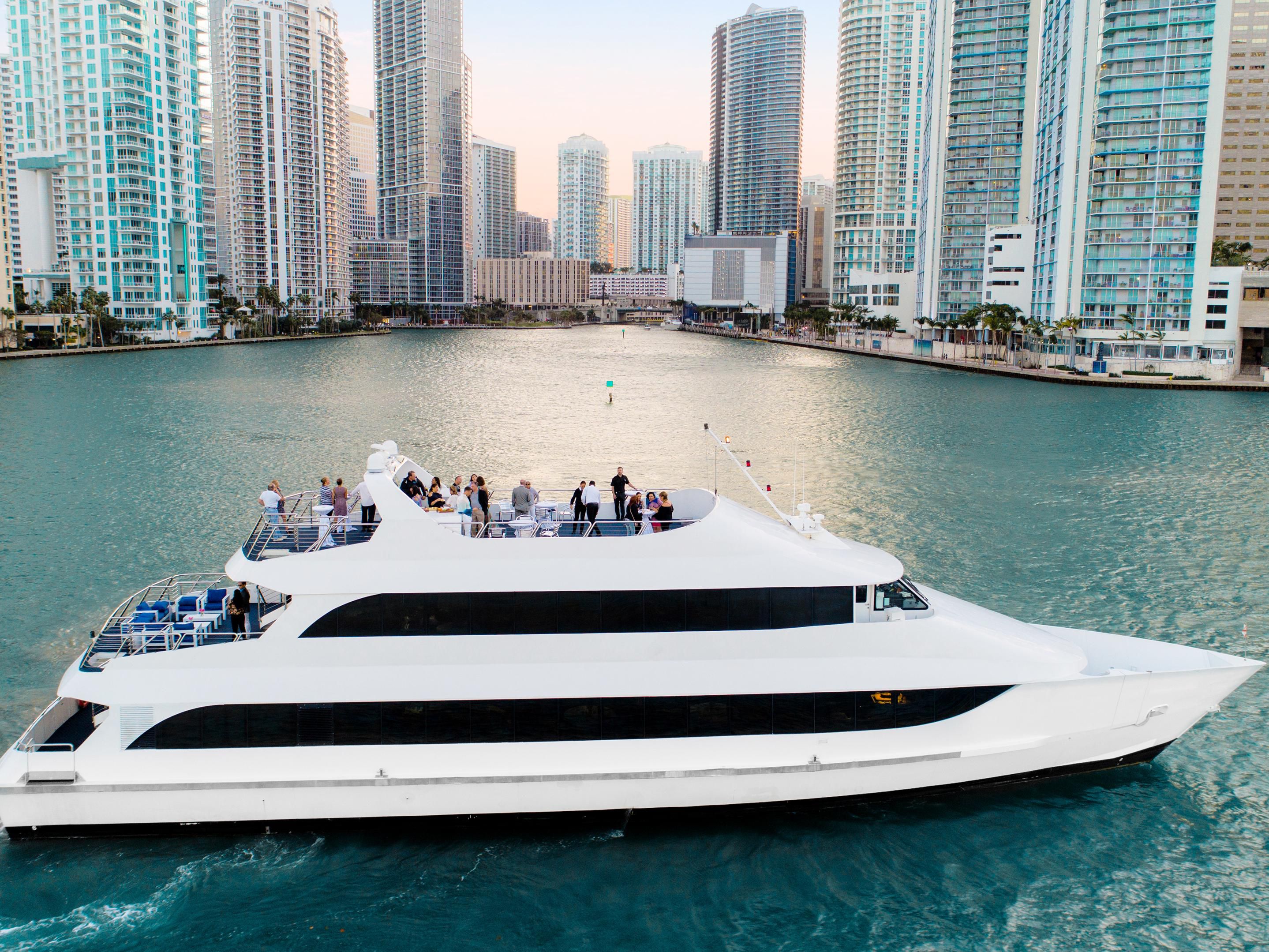 Parcheggio per yacht accanto all'hotel
